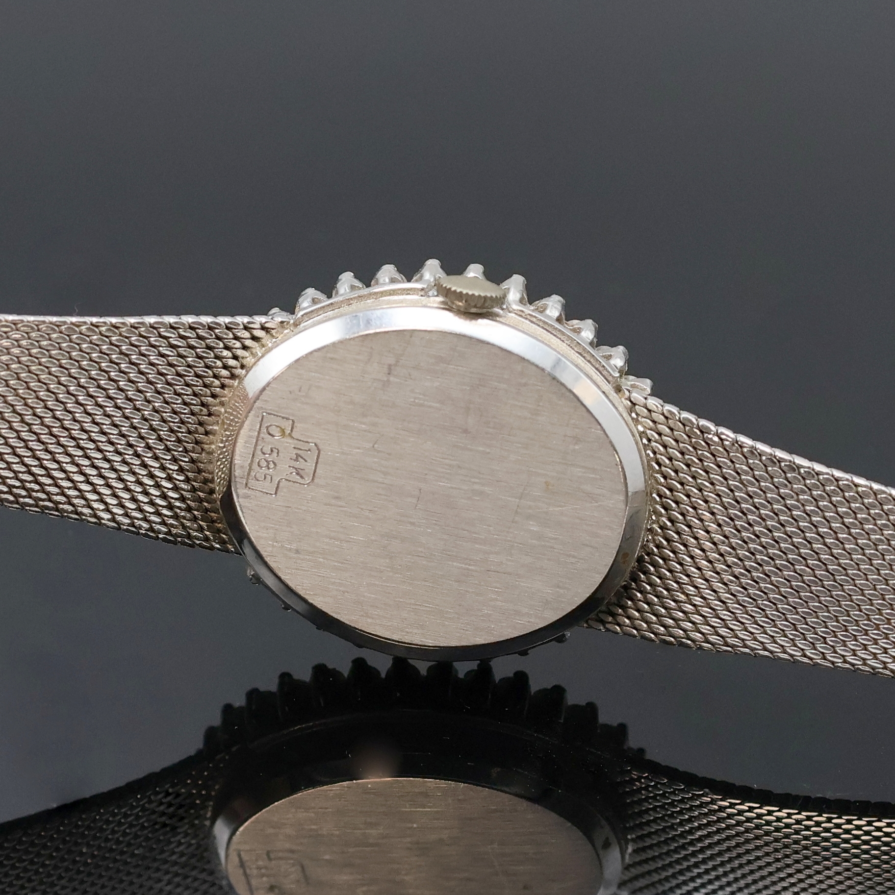 Detail d: PRIOSA Damenarmbanduhr in WG 585/000 mit Diamanten, Schweiz um 1965, Handaufzug, Boden aufgedr., Goldband, Lünette aufw. m. Diamanten bes., ...