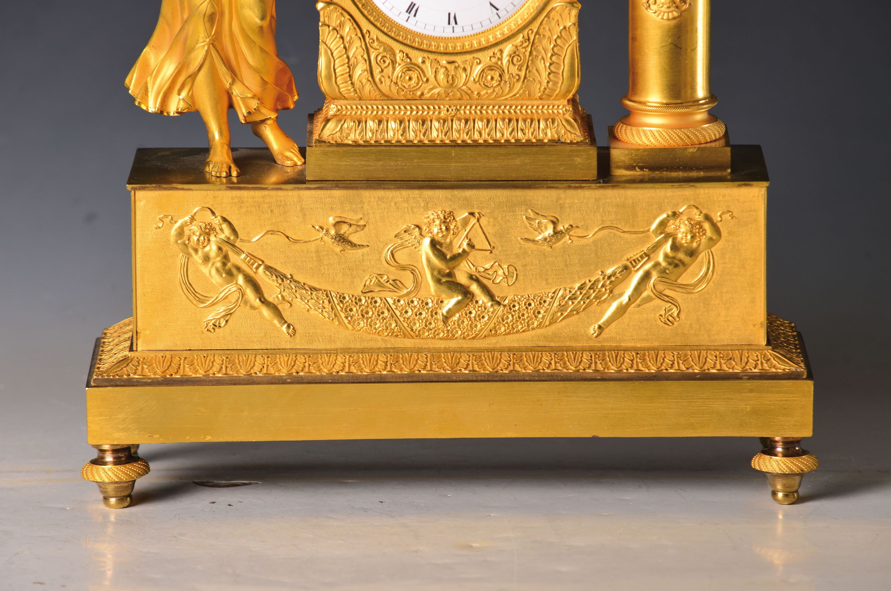 Detail a: Pendule, Frankreich, um 1820, Empire, verziertes und vergoldetes Bronzegehäuse, (seitl./rücks. partiell berieben), im Sockel musizierender Putti ...