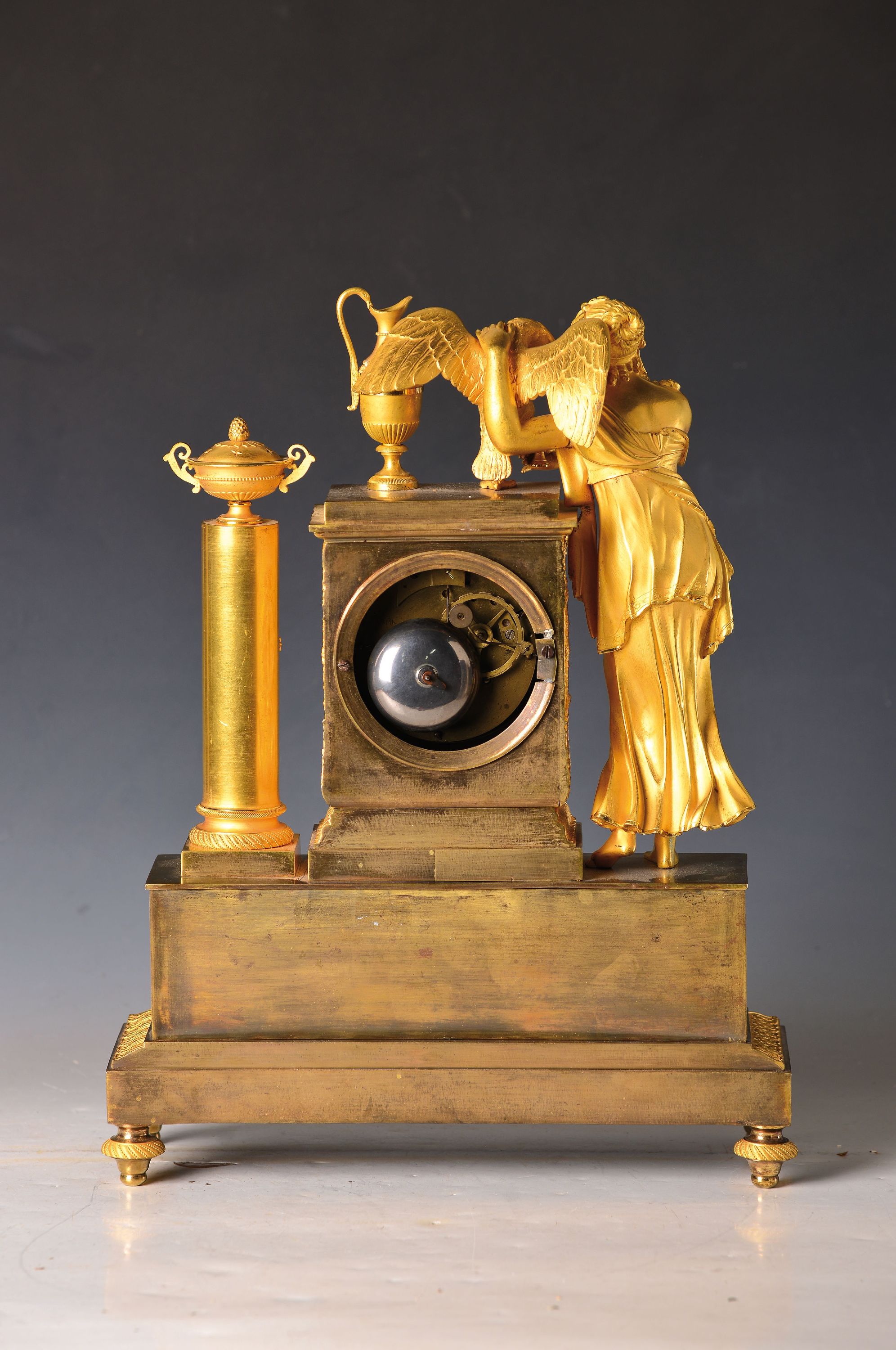 Detail b: Pendule, Frankreich, um 1820, Empire, verziertes und vergoldetes Bronzegehäuse, (seitl./rücks. partiell berieben), im Sockel musizierender Putti ...