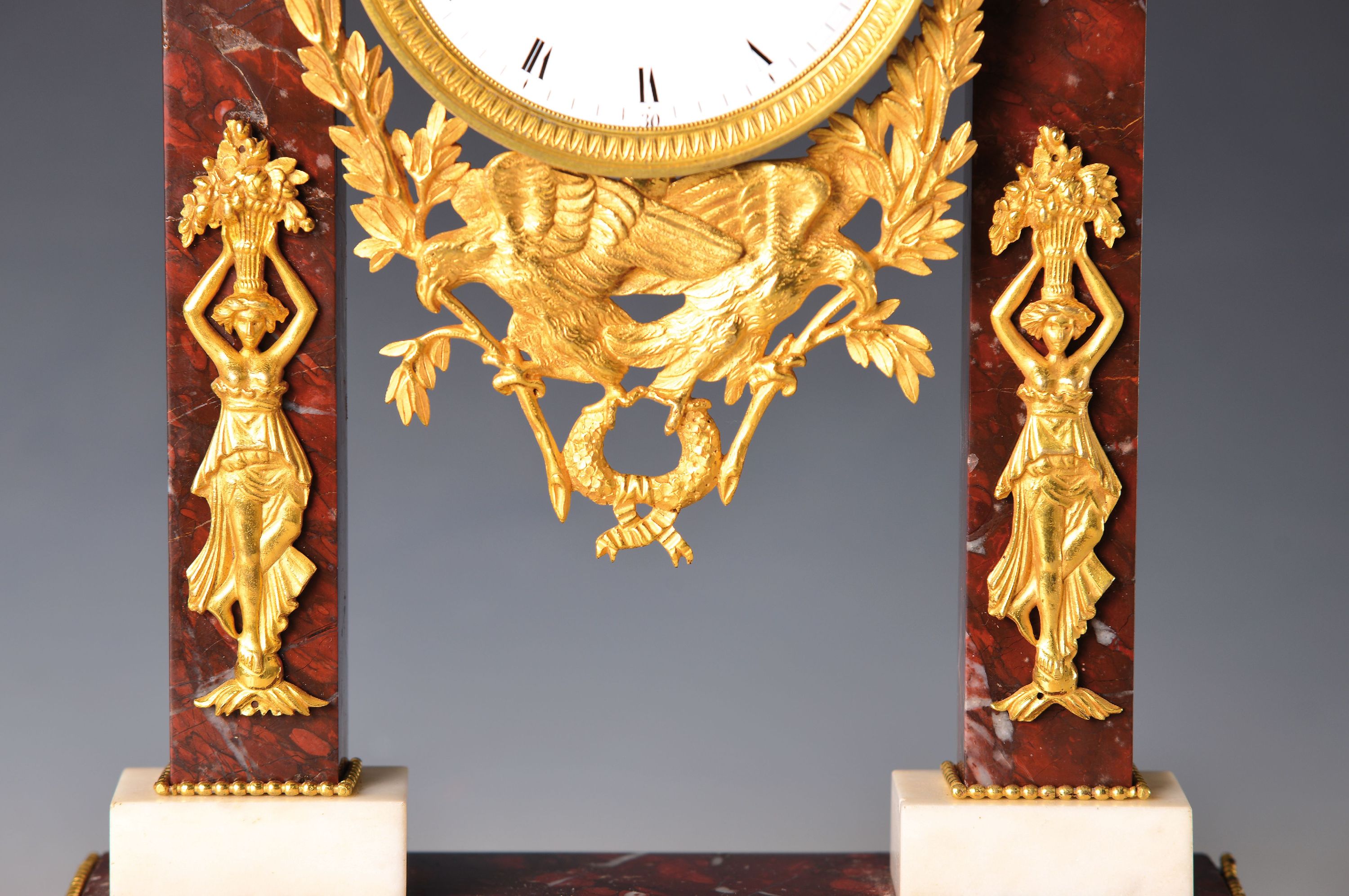 Detail b: Portaluhr, Frankreich, um 1810-20, rotbraun-geädertes Marmorgehäuse mit feuervergoldeten Applikationen, Perlleistendekor, zwei Pilaster auf weißem ...
