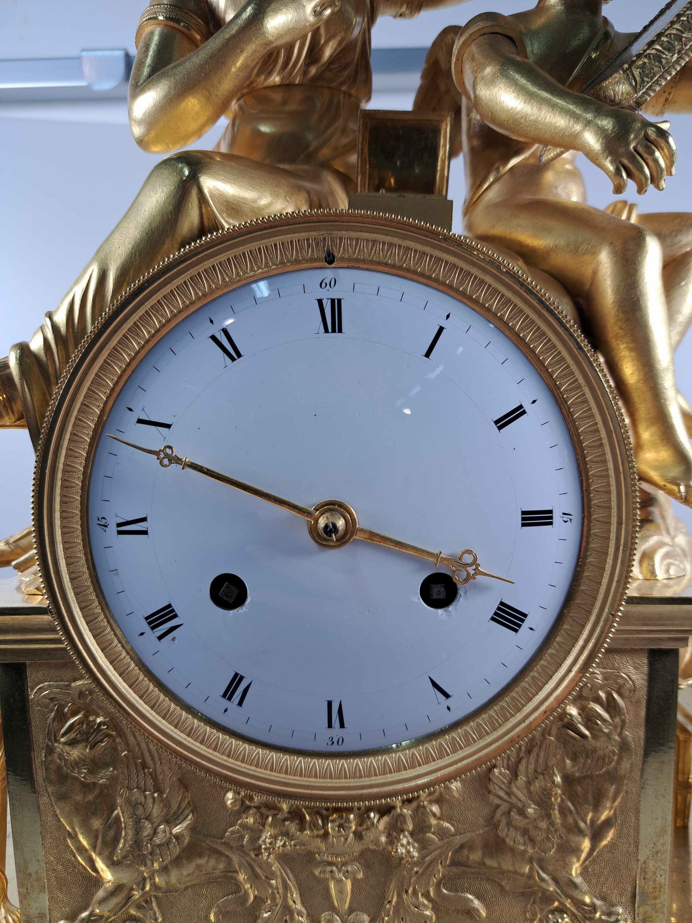 Detail c: Pendule, Frankreich, um 1810-20, Bronze matt- und glanzvergoldet, im Sockel tanzende Putti, neben Uhr Tabouret darauf Pfeilköcher mit Bogen, ...