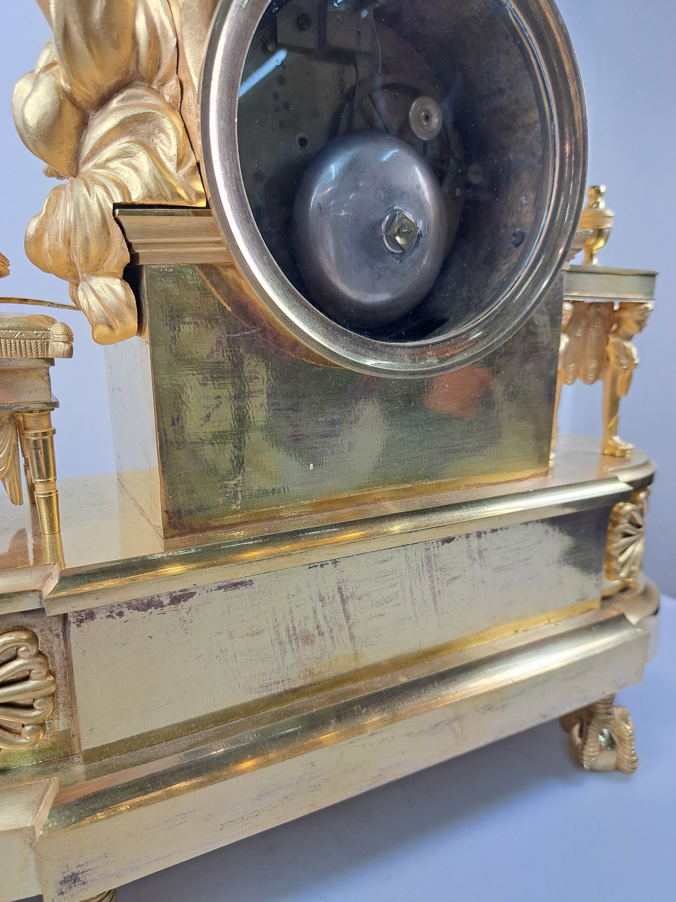 Detail f: Pendule, Frankreich, um 1810-20, Bronze matt- und glanzvergoldet, im Sockel tanzende Putti, neben Uhr Tabouret darauf Pfeilköcher mit Bogen, ...