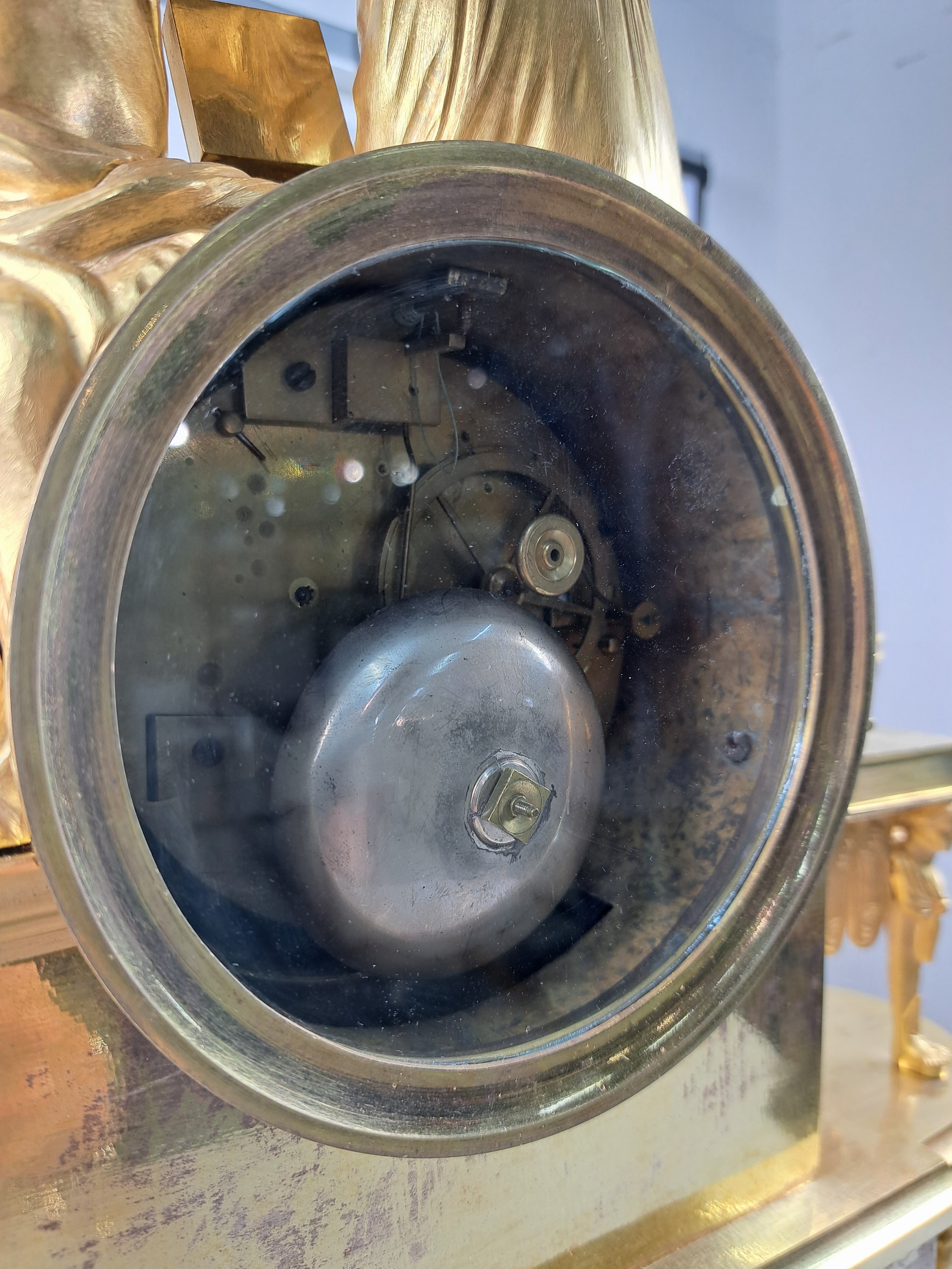 Detail g: Pendule, Frankreich, um 1810-20, Bronze matt- und glanzvergoldet, im Sockel tanzende Putti, neben Uhr Tabouret darauf Pfeilköcher mit Bogen, ...