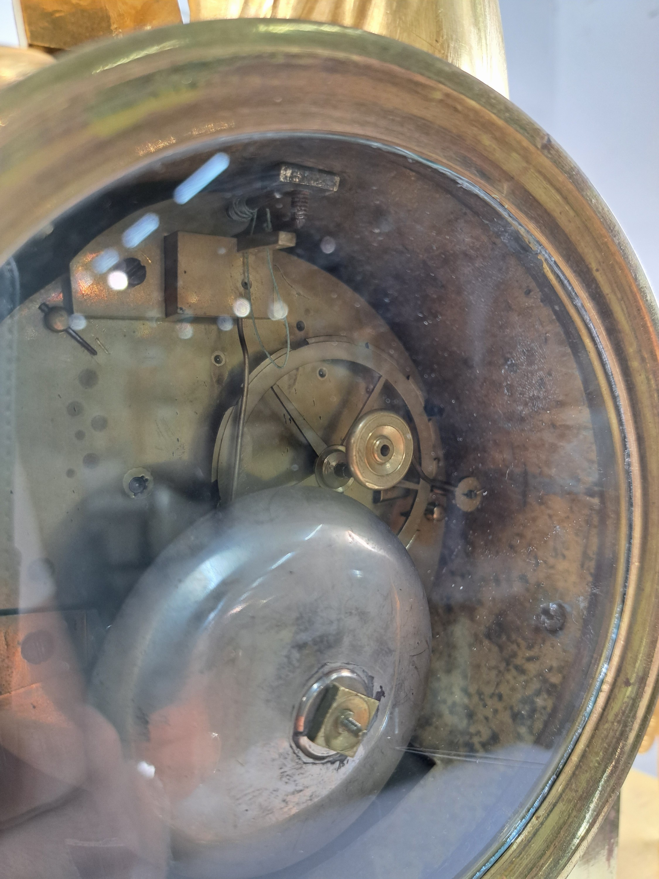 Detail h: Pendule, Frankreich, um 1810-20, Bronze matt- und glanzvergoldet, im Sockel tanzende Putti, neben Uhr Tabouret darauf Pfeilköcher mit Bogen, ...