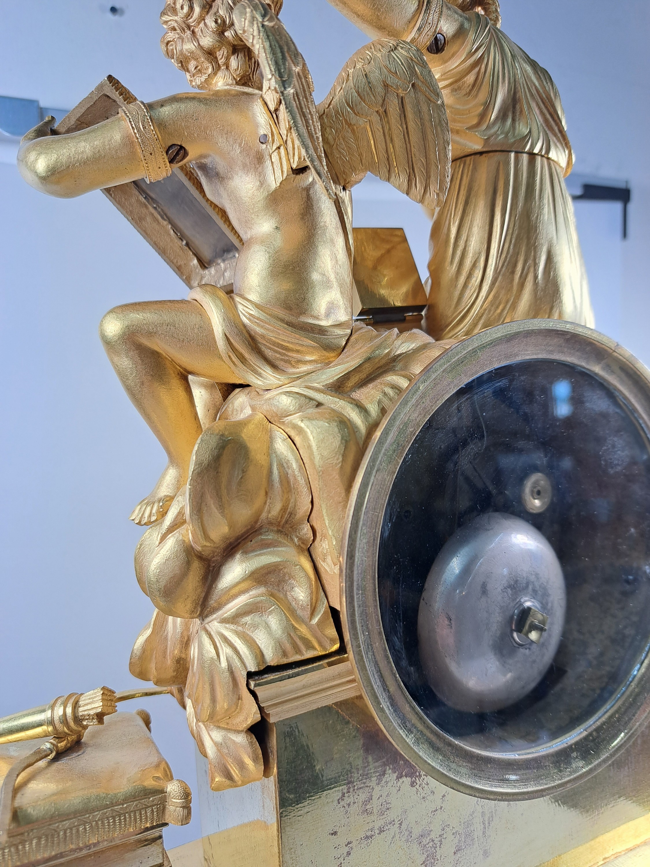 Detail i: Pendule, Frankreich, um 1810-20, Bronze matt- und glanzvergoldet, im Sockel tanzende Putti, neben Uhr Tabouret darauf Pfeilköcher mit Bogen, ...