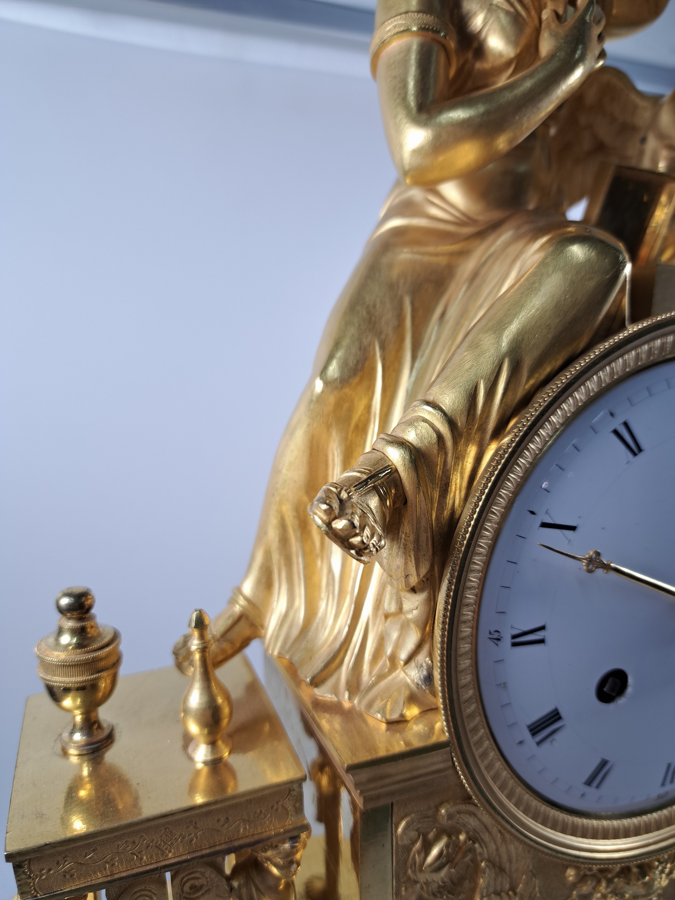 Detail j: Pendule, Frankreich, um 1810-20, Bronze matt- und glanzvergoldet, im Sockel tanzende Putti, neben Uhr Tabouret darauf Pfeilköcher mit Bogen, ...