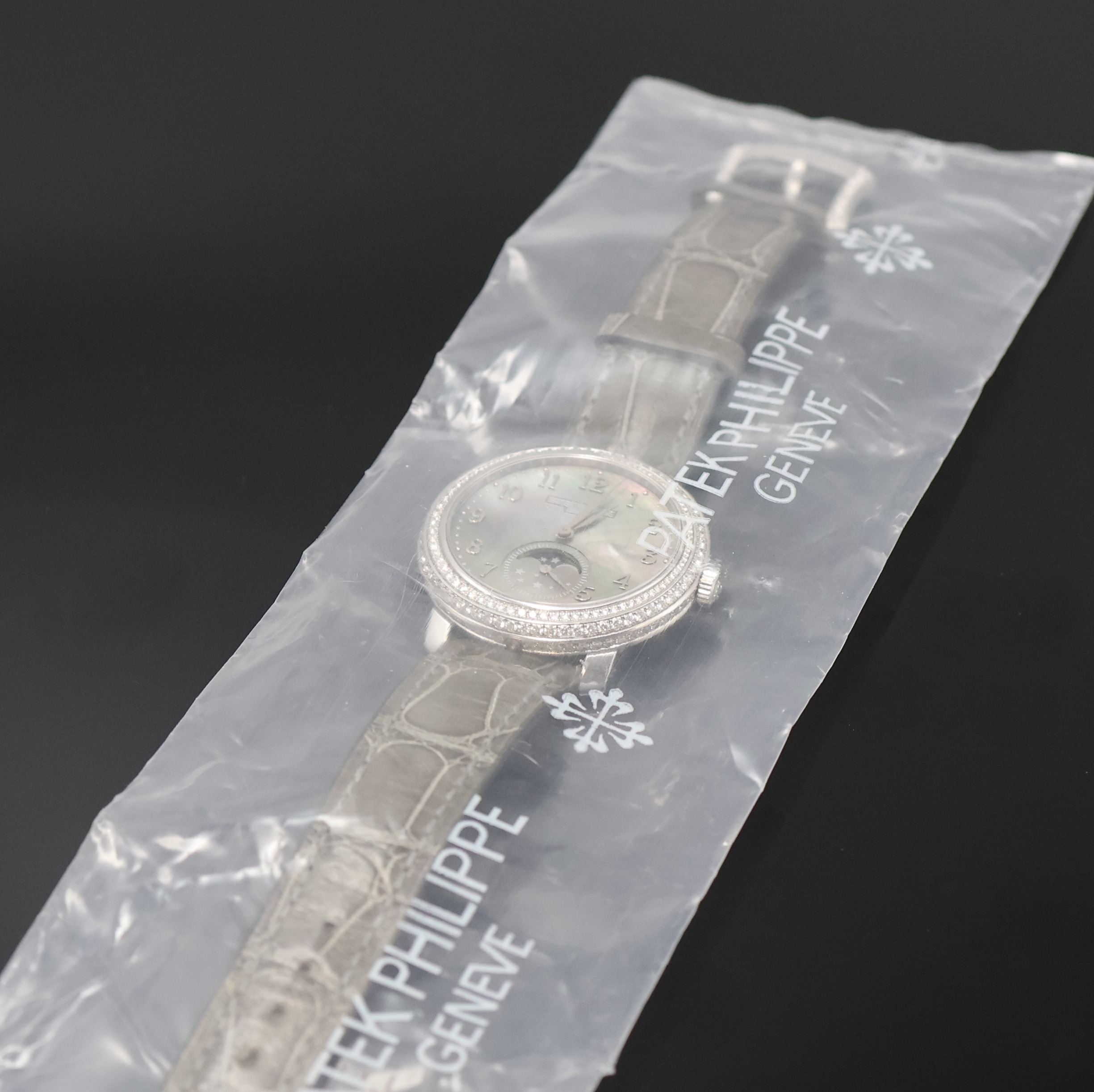 Detail d: PATEK PHILIPPE Complications Damenarmbanduhr in WG 750/000 mit Brillanten Referenz 4968, Schweiz verk. lt. Stammbuchauszug 12/2012, Handaufzug, ...