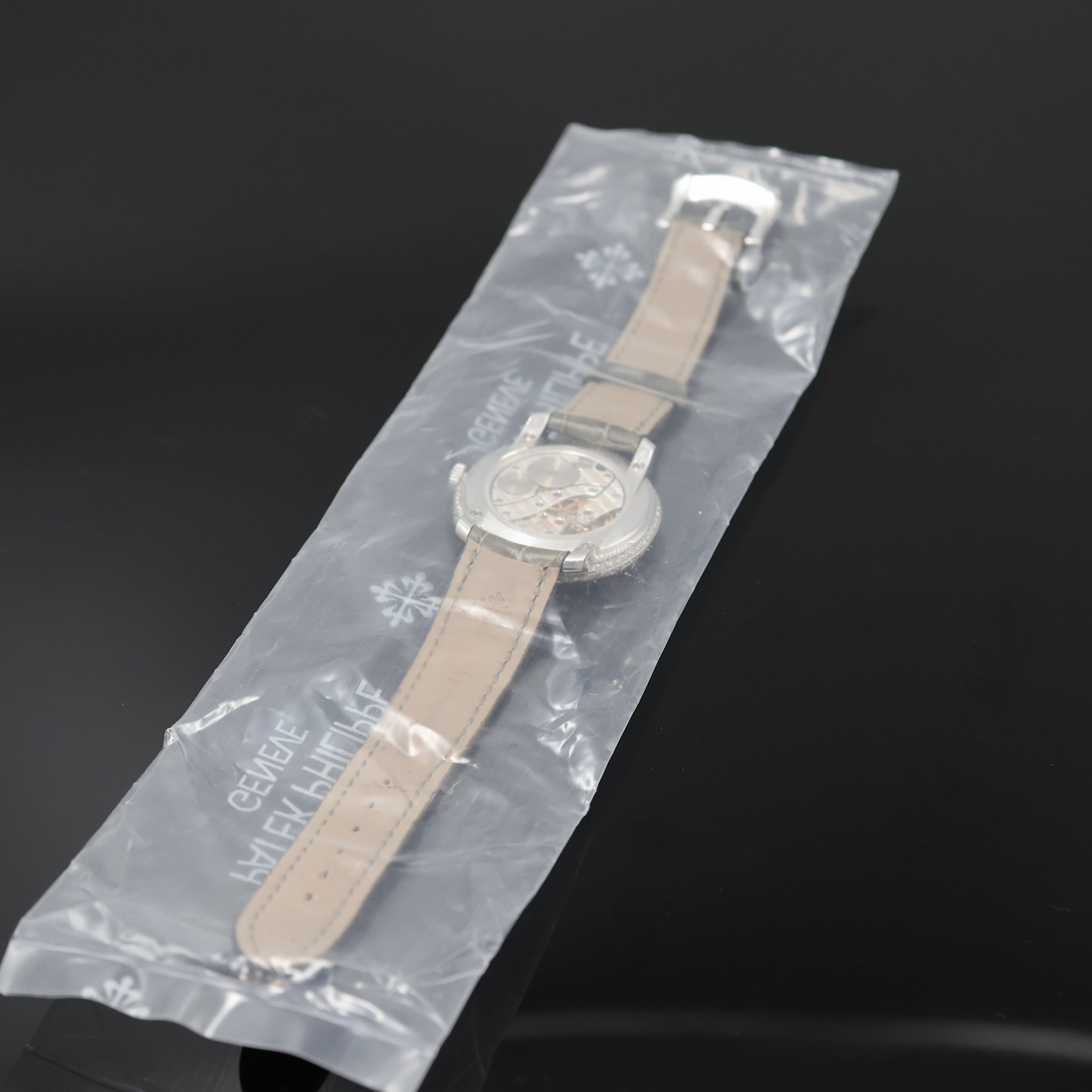 Detail e: PATEK PHILIPPE Complications Damenarmbanduhr in WG 750/000 mit Brillanten Referenz 4968, Schweiz verk. lt. Stammbuchauszug 12/2012, Handaufzug, ...
