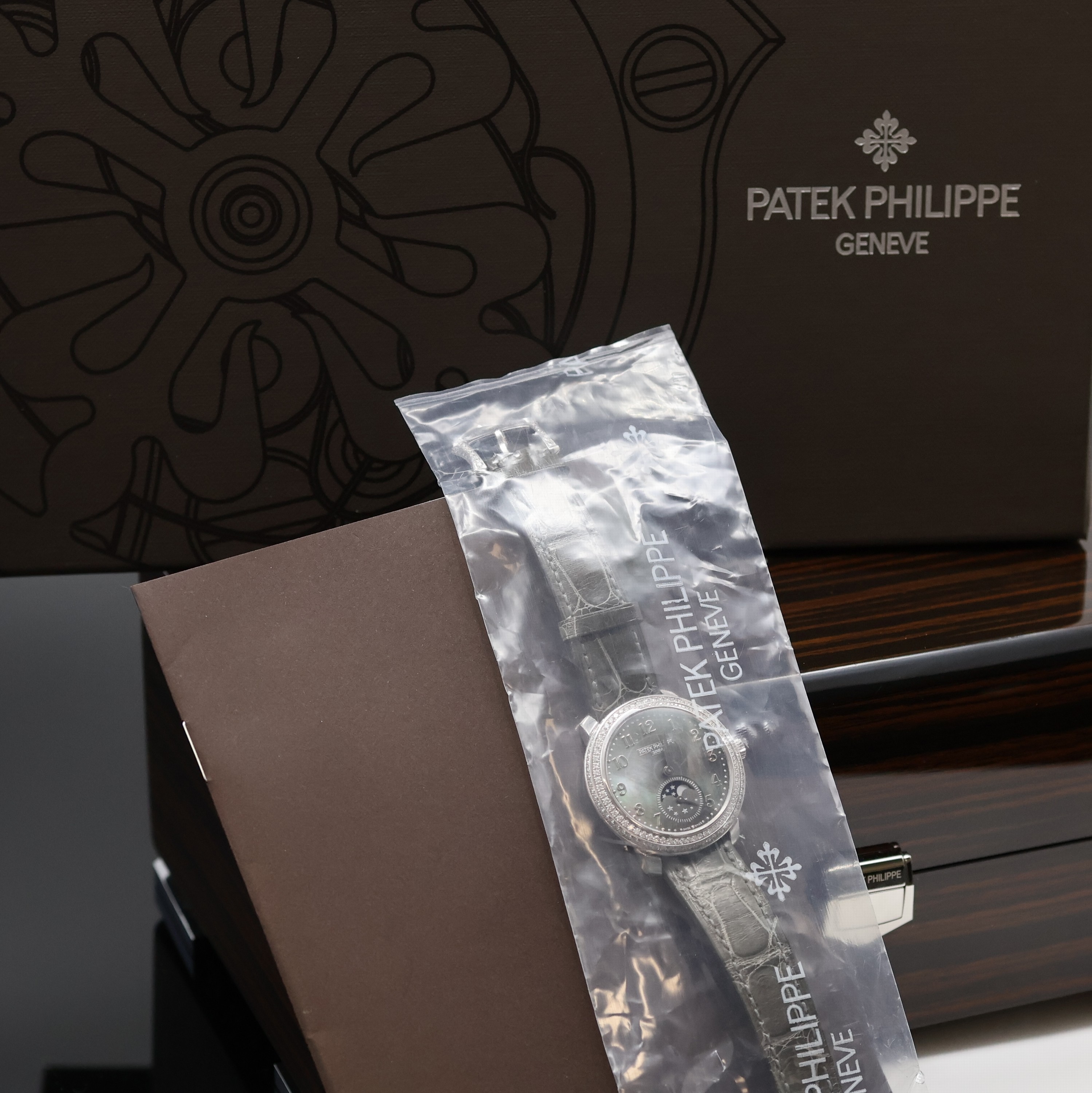 Detail g: PATEK PHILIPPE Complications Damenarmbanduhr in WG 750/000 mit Brillanten Referenz 4968, Schweiz verk. lt. Stammbuchauszug 12/2012, Handaufzug, ...