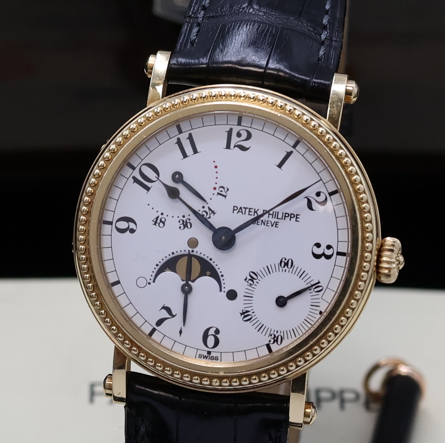 Detail a: PATEK PHILIPPE "Complications" Offizier Armbanduhr Referenz 5015 in GG 750/000, Schweiz um 1993, Automatik, Scharnierboden, Korrekturdr. ...