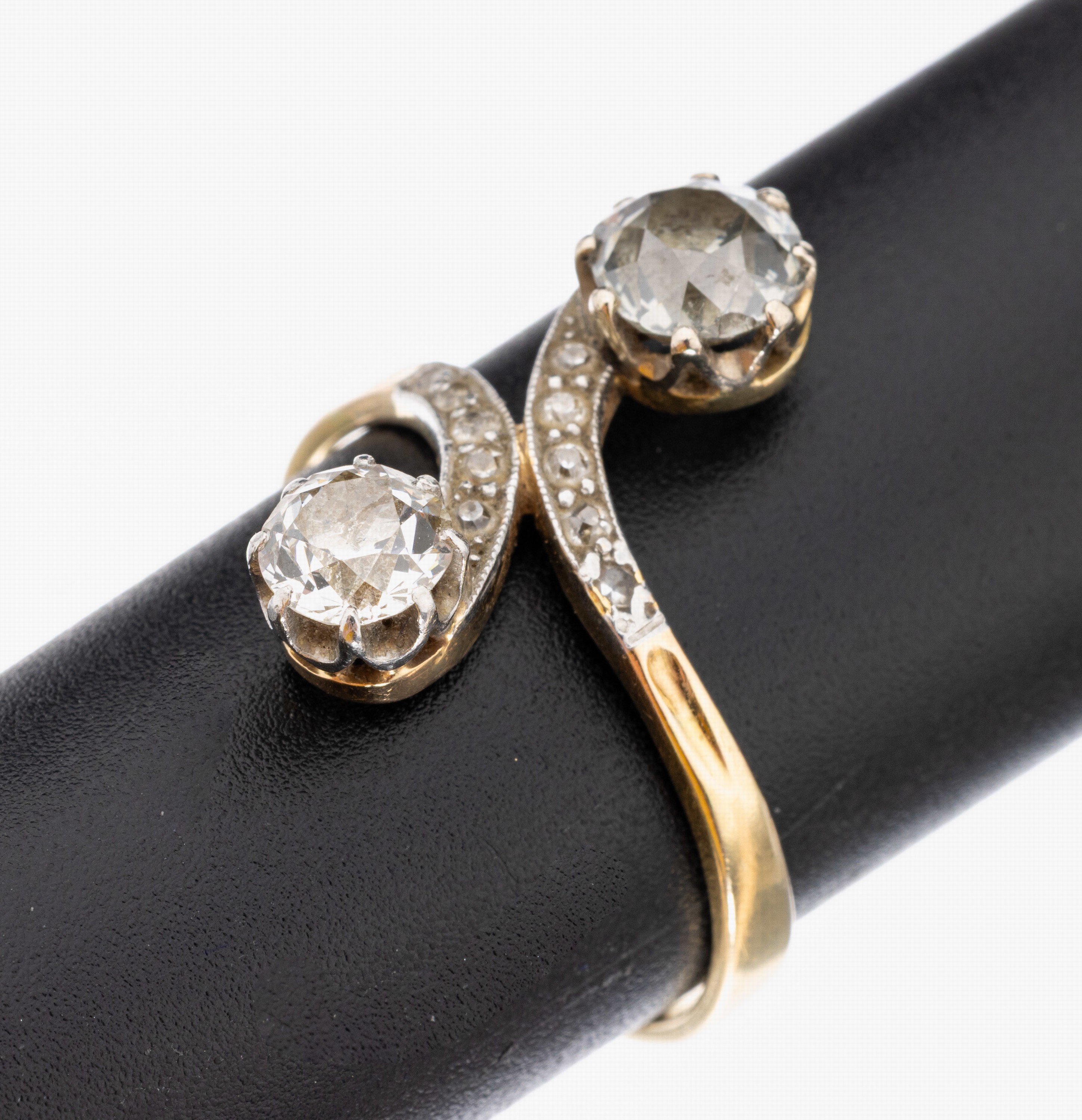 18 kt Gold Jugendstil Diamant-Ring, um 1910, GG 750/000 und Platin gepr., 2 Altschliffdiamanten zus. ca. 1.90 ct Weiß- l.get.Weiß/si, 10 Diamanten ...