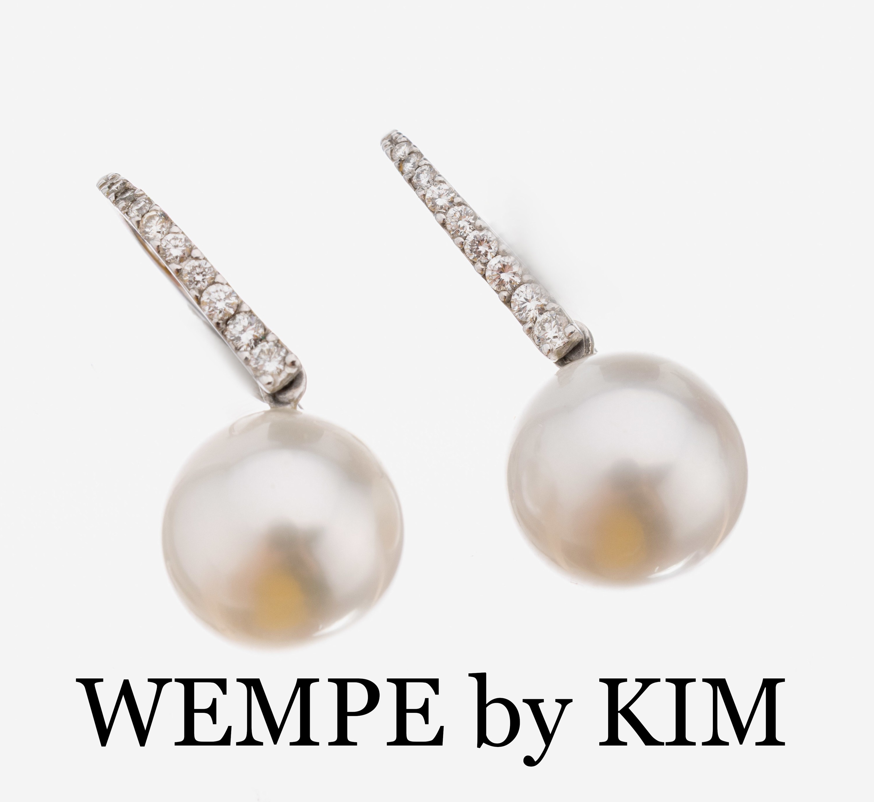 Paar 18 kt Gold WEMPE by KIM Perl-Brillant- Ohrhänger, WG 750/000, 2 weiße Südseezuchtperlen, D. ca. 11.3 mm, 18 Brillanten zus. ca. 0.27 ct ...
