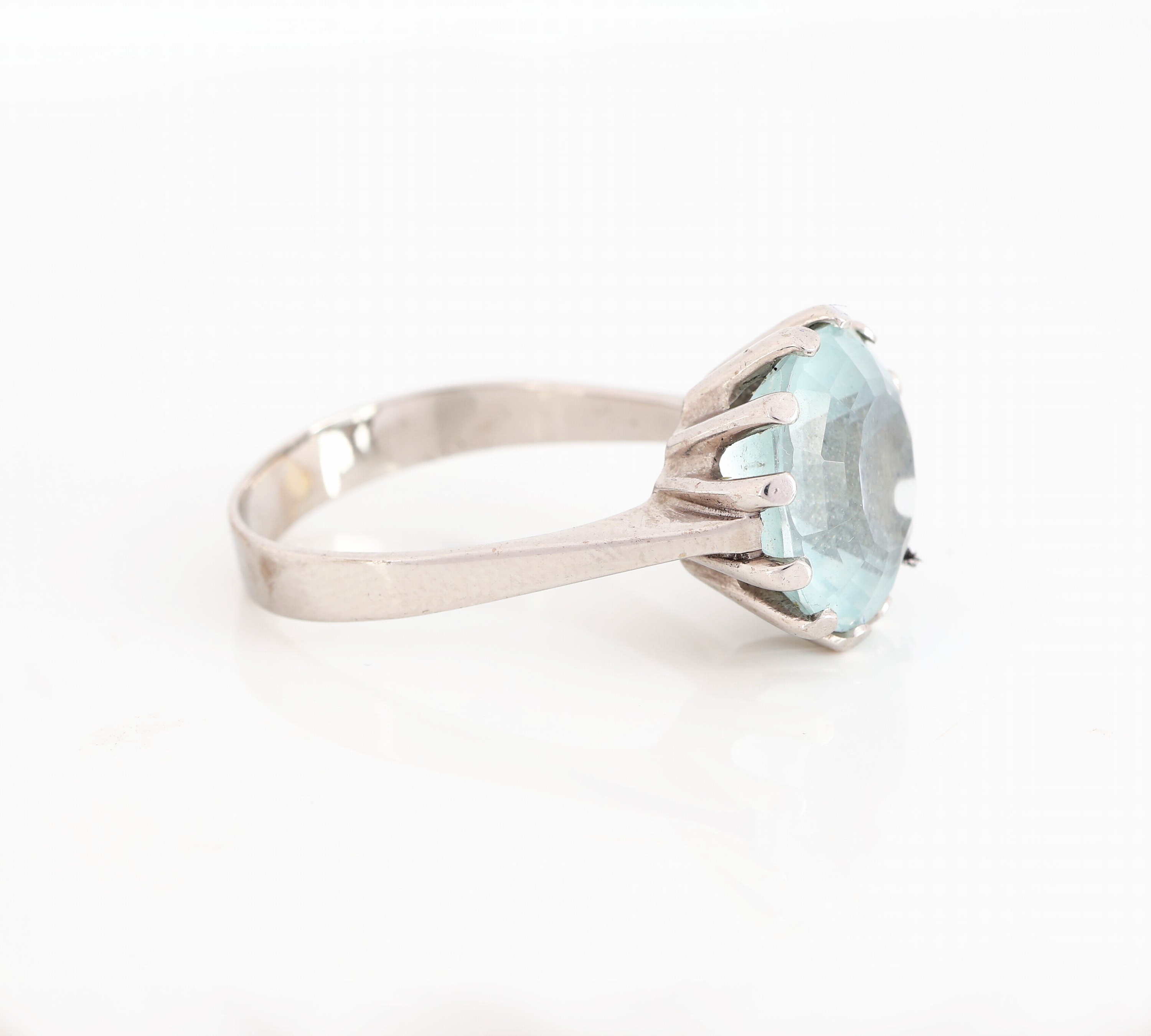 Detail b: 14 kt Gold Aquamarin-Ring, WG 585/000, rundfacett. Aquamarin ca. 5.00 ct, ca. 5.4 g, RW 60