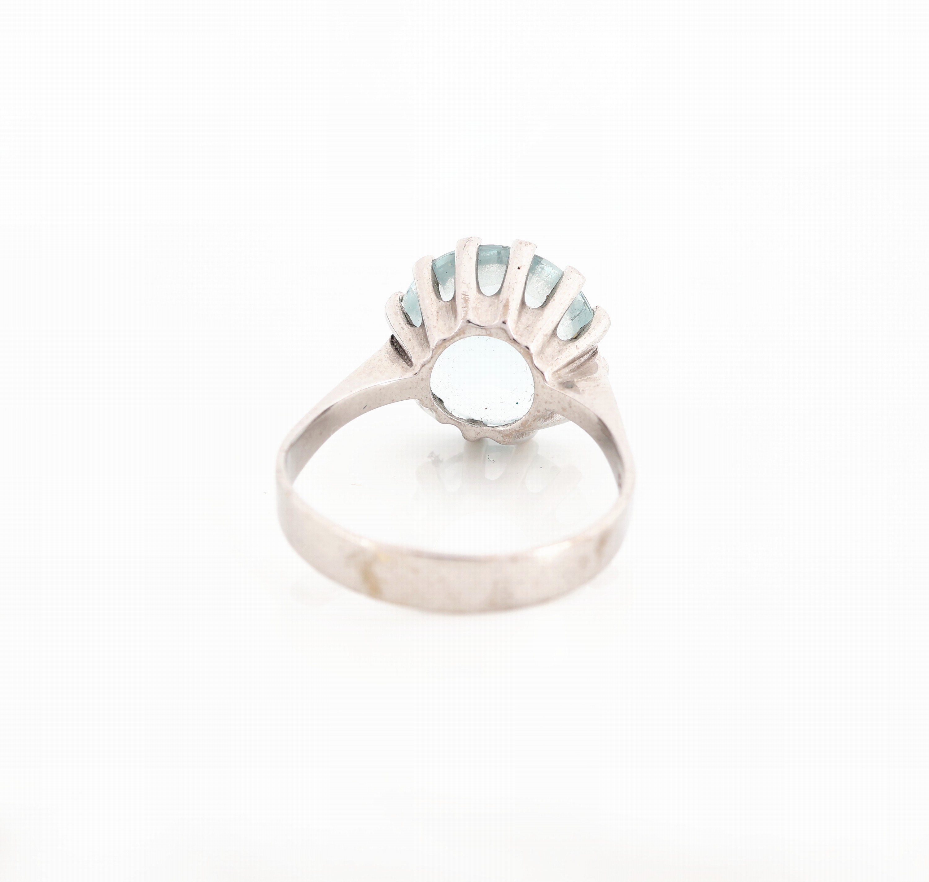 Detail c: 14 kt Gold Aquamarin-Ring, WG 585/000, rundfacett. Aquamarin ca. 5.00 ct, ca. 5.4 g, RW 60