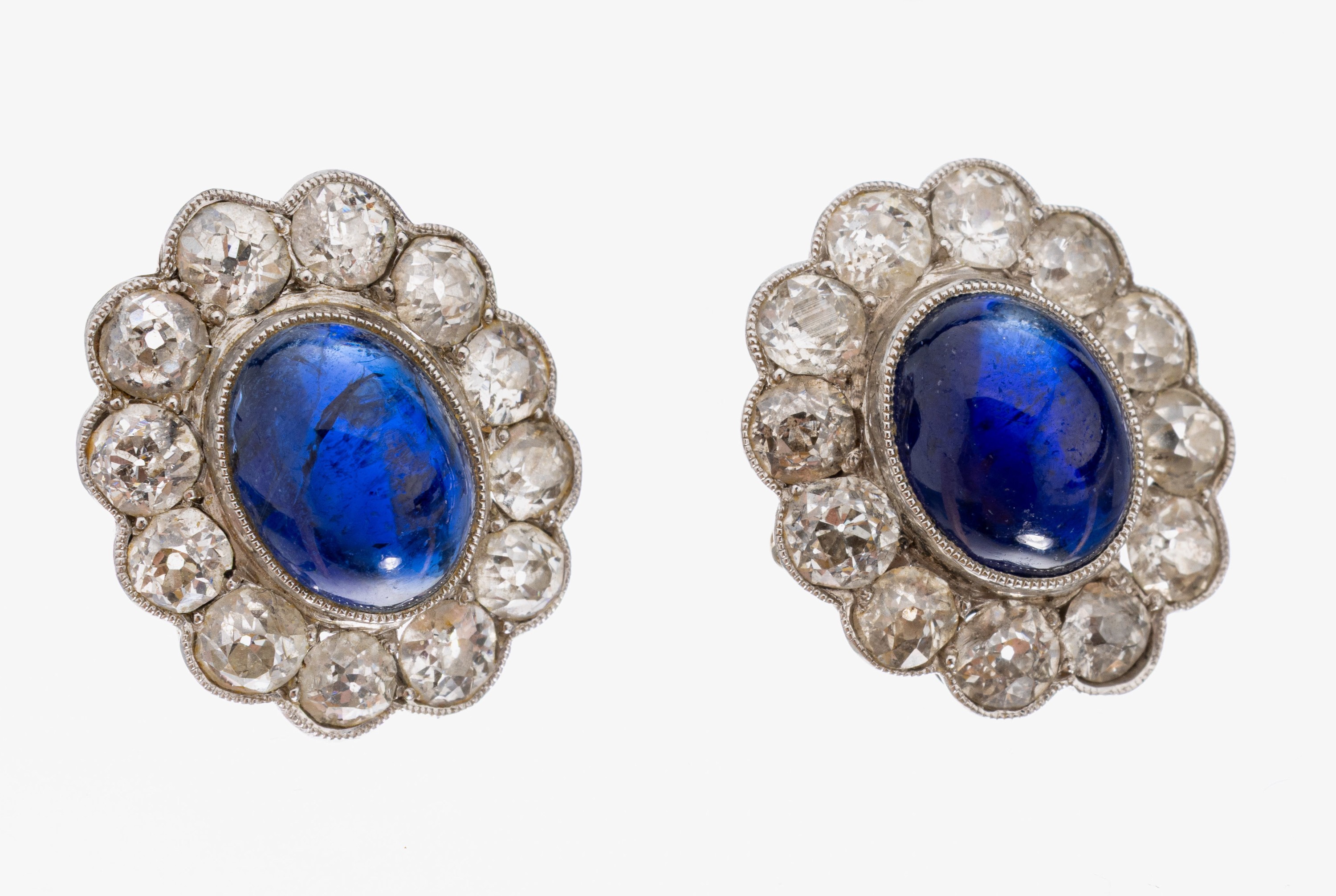 Paar Platin Saphir-Diamant-Ohrstecker, um 1910, Platin gepr., ursprgl. wohl Ohrgehänge später in Stecker umgearbeitet mit 14 kt Gold Montur und ...