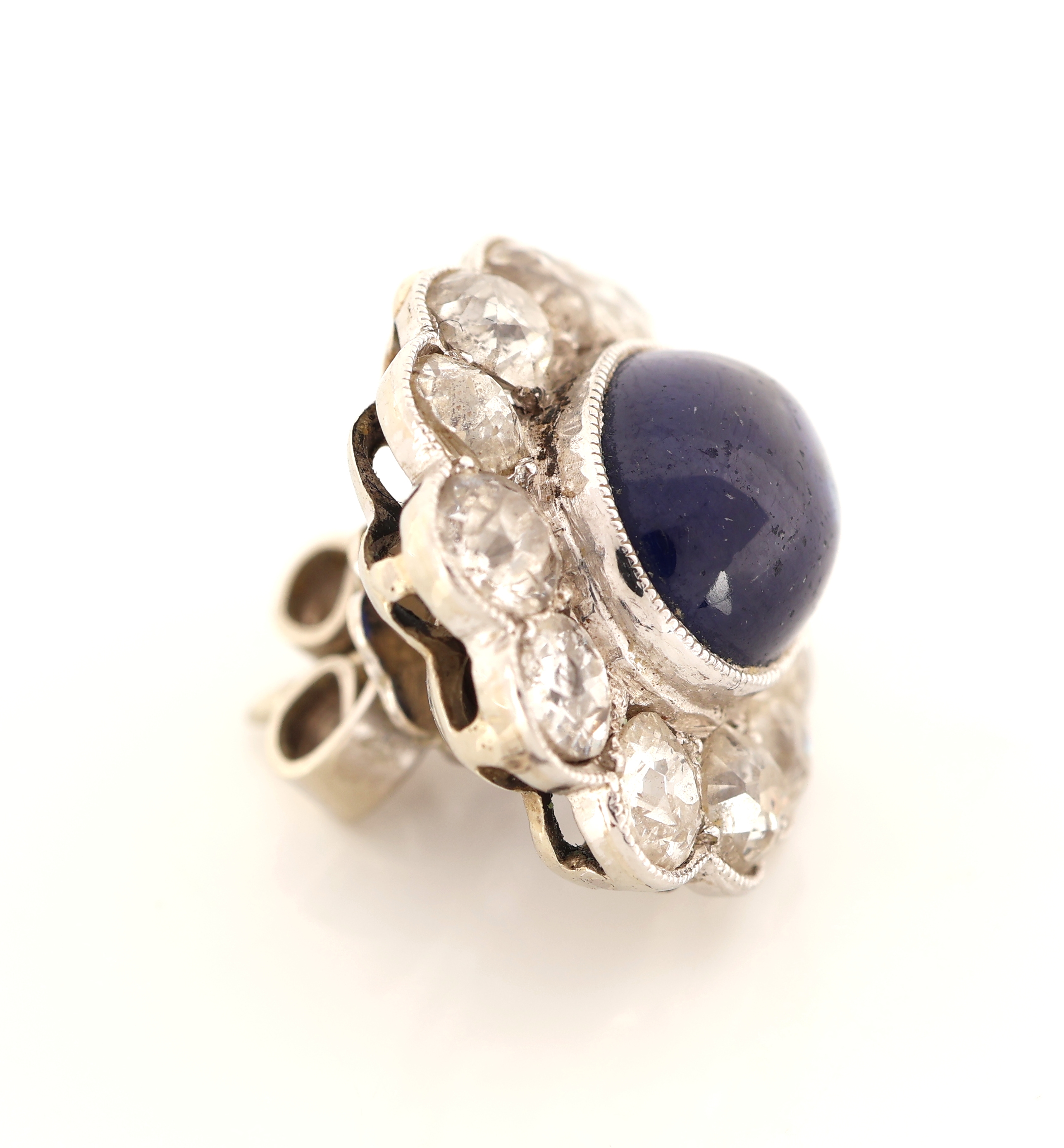 Detail b: Paar Platin Saphir-Diamant-Ohrstecker, um 1910, Platin gepr., ursprgl. wohl Ohrgehänge später in Stecker umgearbeitet mit 14 kt Gold Montur und ...