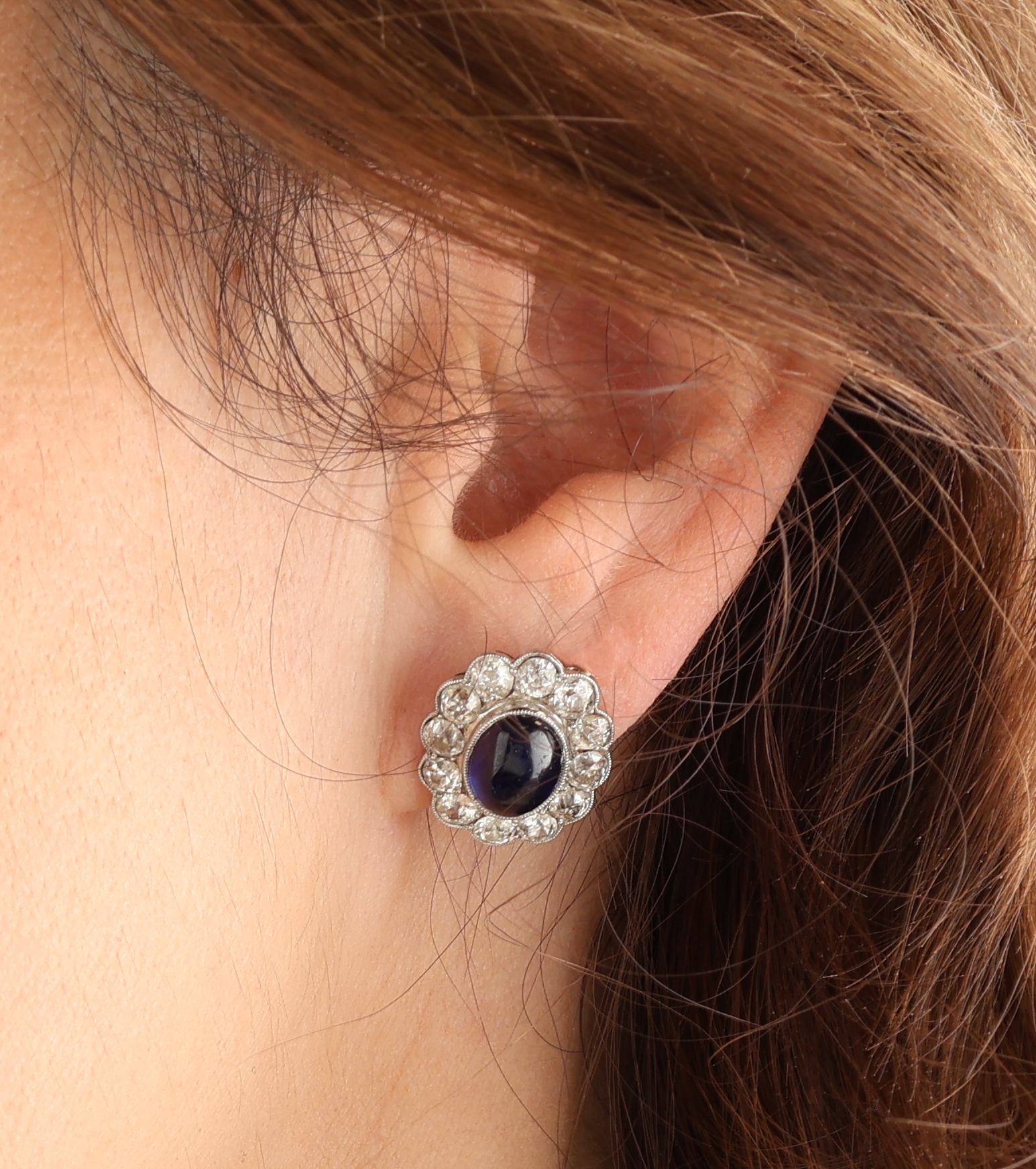 Detail d: Paar Platin Saphir-Diamant-Ohrstecker, um 1910, Platin gepr., ursprgl. wohl Ohrgehänge später in Stecker umgearbeitet mit 14 kt Gold Montur und ...