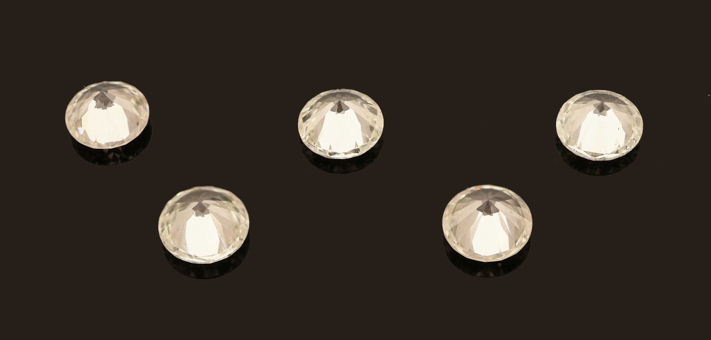 Detail a: Lot 5 lose Brillanten zus. ca. 0.88 ct Weiß- l.get.Weiß/vvs