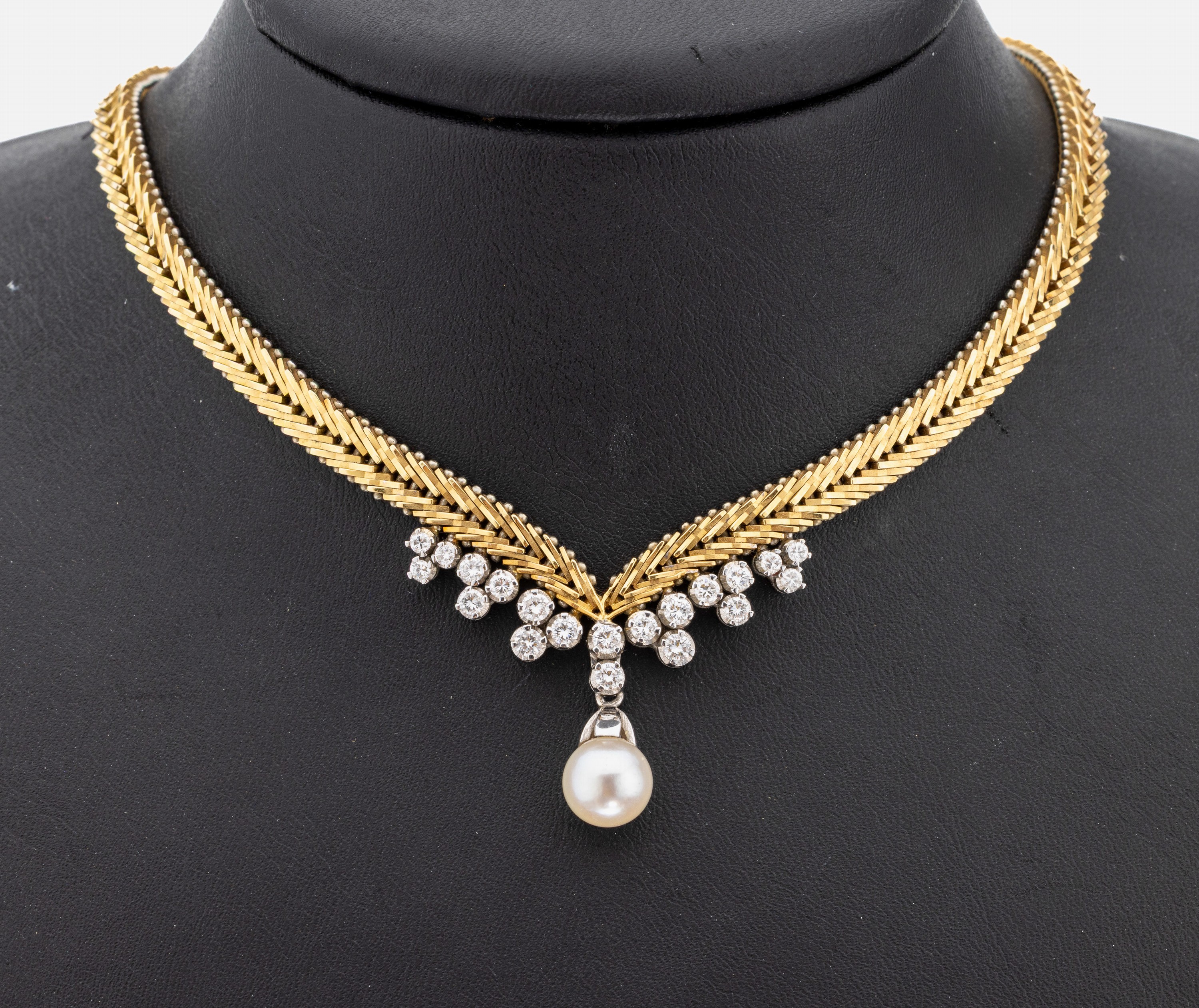 18 kt Gold Zuchtperl-Brillant-Collier, GG/WG 750/000, 1 Zuchtperle, D. ca. 8.6 mm, 20Brillanten zus. ca. 0.95 ct Weiß/vs, ca. 56.7 g, L. ca. 42 cm, ...