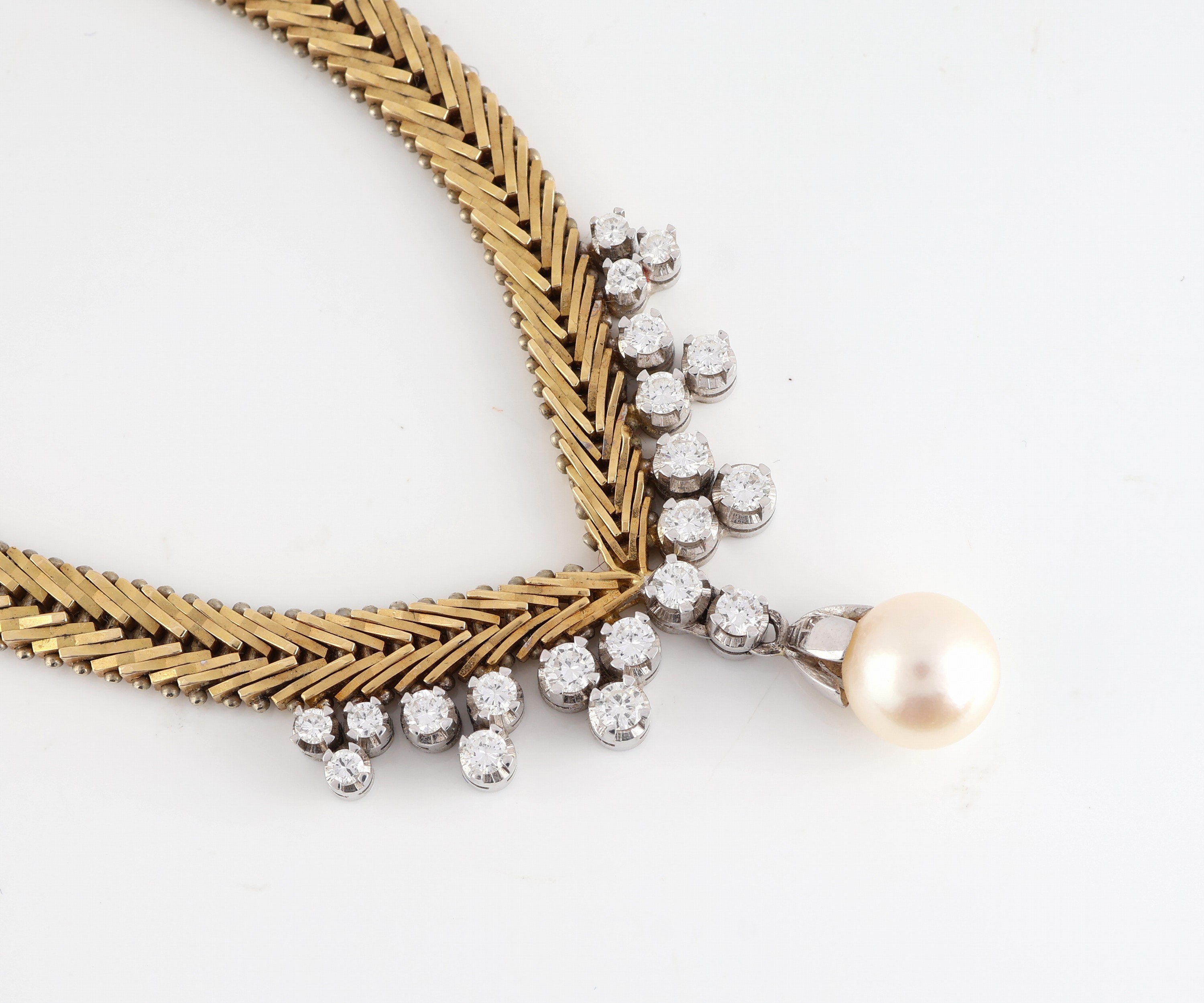 Detail a: 18 kt Gold Zuchtperl-Brillant-Collier, GG/WG 750/000, 1 Zuchtperle, D. ca. 8.6 mm, 20Brillanten zus. ca. 0.95 ct Weiß/vs, ca. 56.7 g, L. ca. 42 cm, ...