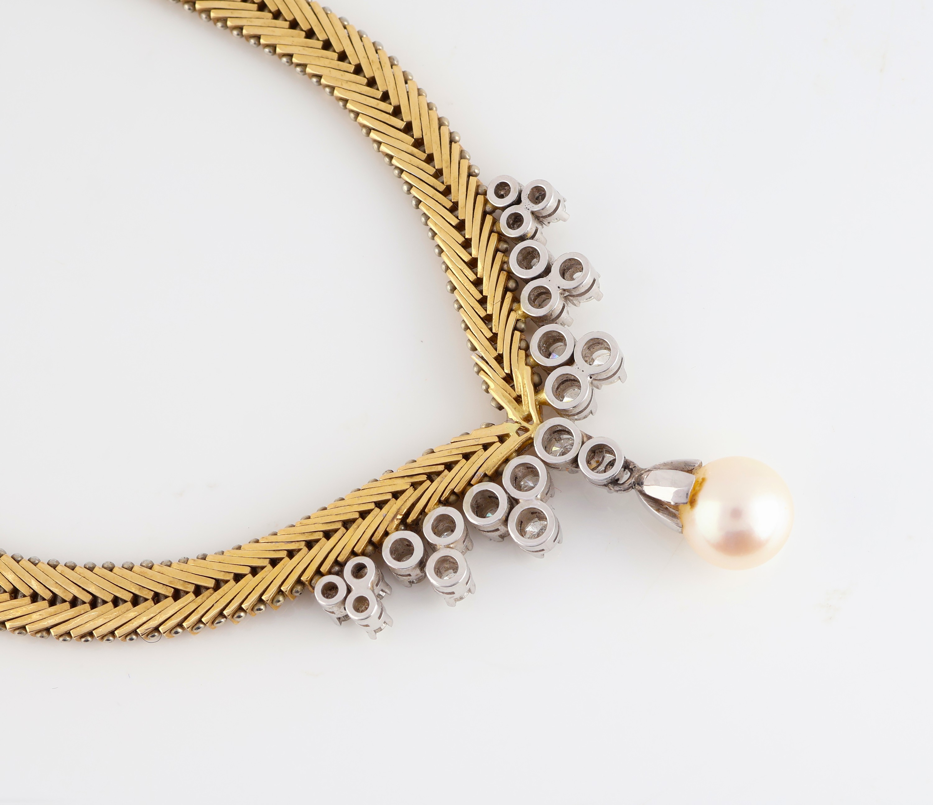 Detail b: 18 kt Gold Zuchtperl-Brillant-Collier, GG/WG 750/000, 1 Zuchtperle, D. ca. 8.6 mm, 20Brillanten zus. ca. 0.95 ct Weiß/vs, ca. 56.7 g, L. ca. 42 cm, ...