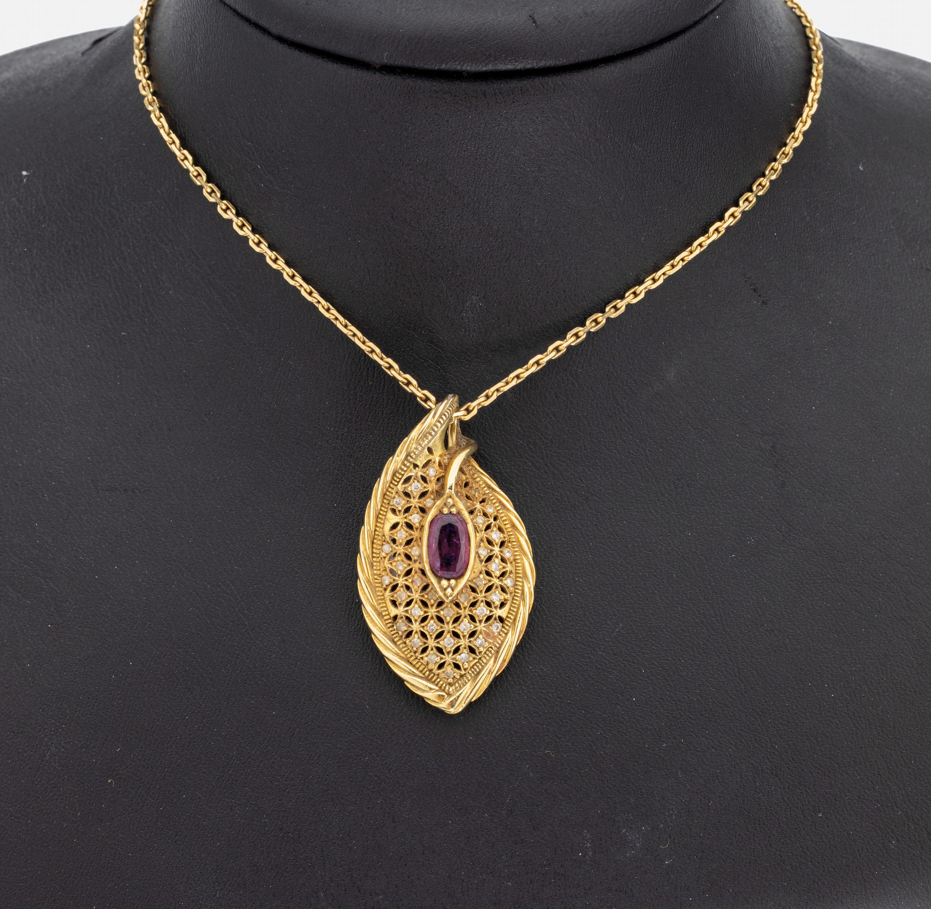 18 kt Gold Rubin Brillant Anhänger, GG 750/000, gepr., an Kette GG 585/000, ovalfacett. Rubin ca. 0.90 ct, 40 Brillanten zus. ca. 0.20 ct ...