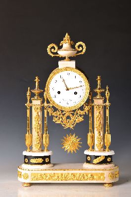 26960011a - Portaluhr, Dessille a Paris, um 1790, feuervergoldete Appliken auf weißem Marmor, ...