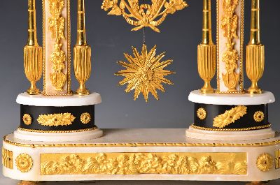 26960011b - Portaluhr, Dessille a Paris, um 1790, feuervergoldete Appliken auf weißem Marmor, ...
