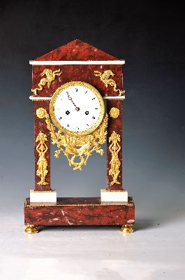 Image 26960015 - Portaluhr, Frankreich, um 1810-20, rotbraun-geädertes Marmorgehäuse mit ...