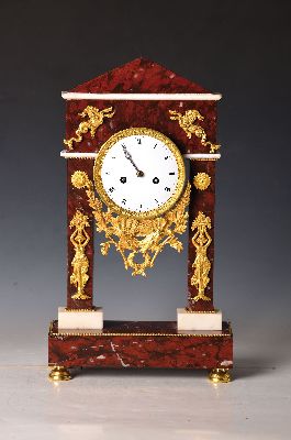 26960015a - Portaluhr, Frankreich, um 1810-20, rotbraun-geädertes Marmorgehäuse mit ...