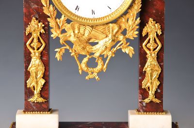 26960015b - Portaluhr, Frankreich, um 1810-20, rotbraun-geädertes Marmorgehäuse mit ...