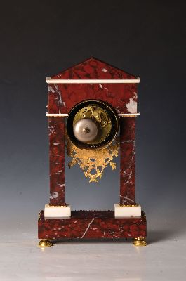 26960015c - Portaluhr, Frankreich, um 1810-20, rotbraun-geädertes Marmorgehäuse mit ...