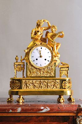 Image Pendule, Frankreich, um 1810-20, Bronze matt- und glanzvergoldet, im Sockel tanzende ...