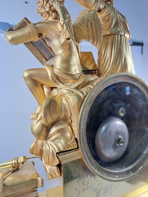 26960017i - Pendule, Frankreich, um 1810-20, Bronze matt- und glanzvergoldet, im Sockel tanzende ...