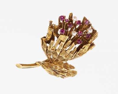 Image 14 kt Gold Rubin-Zuchtperl-Brosche, 1950er Jahre, GG 750/000, florale Form, plast. in ...