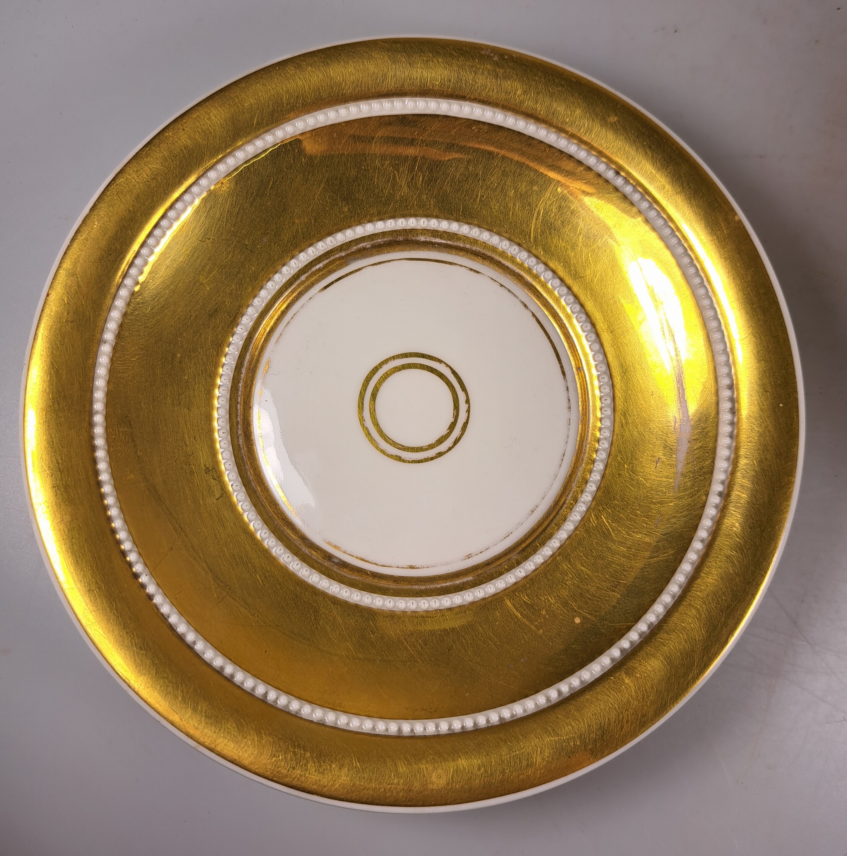Detail a: Tasse mit Untertasse, KPM Berlin, um 1820, Porzellan, reich glanzvergoldet, in Kartusche feine bunte Malerei des Museums in Berlin mit ...