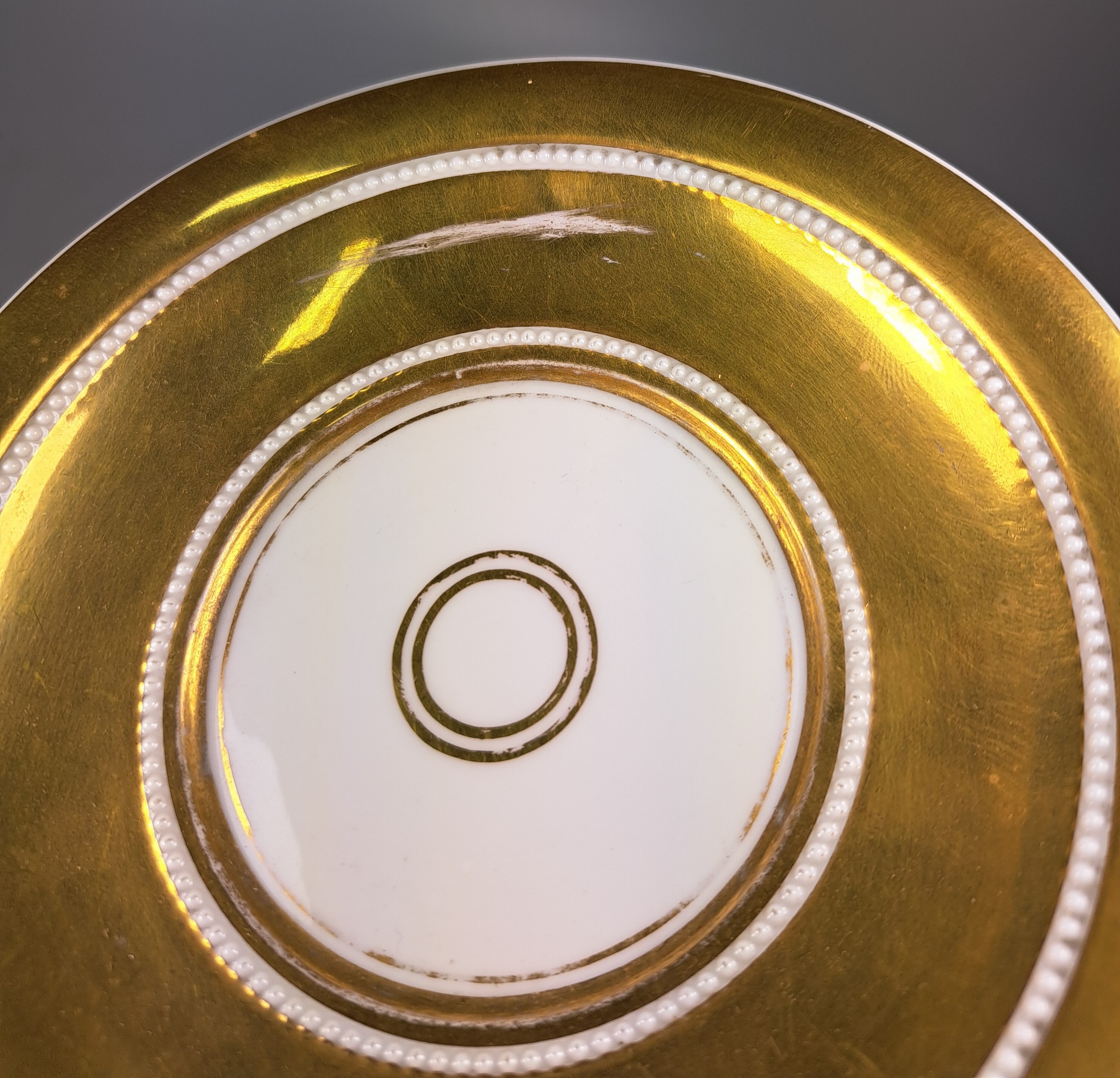 Detail b: Tasse mit Untertasse, KPM Berlin, um 1820, Porzellan, reich glanzvergoldet, in Kartusche feine bunte Malerei des Museums in Berlin mit ...