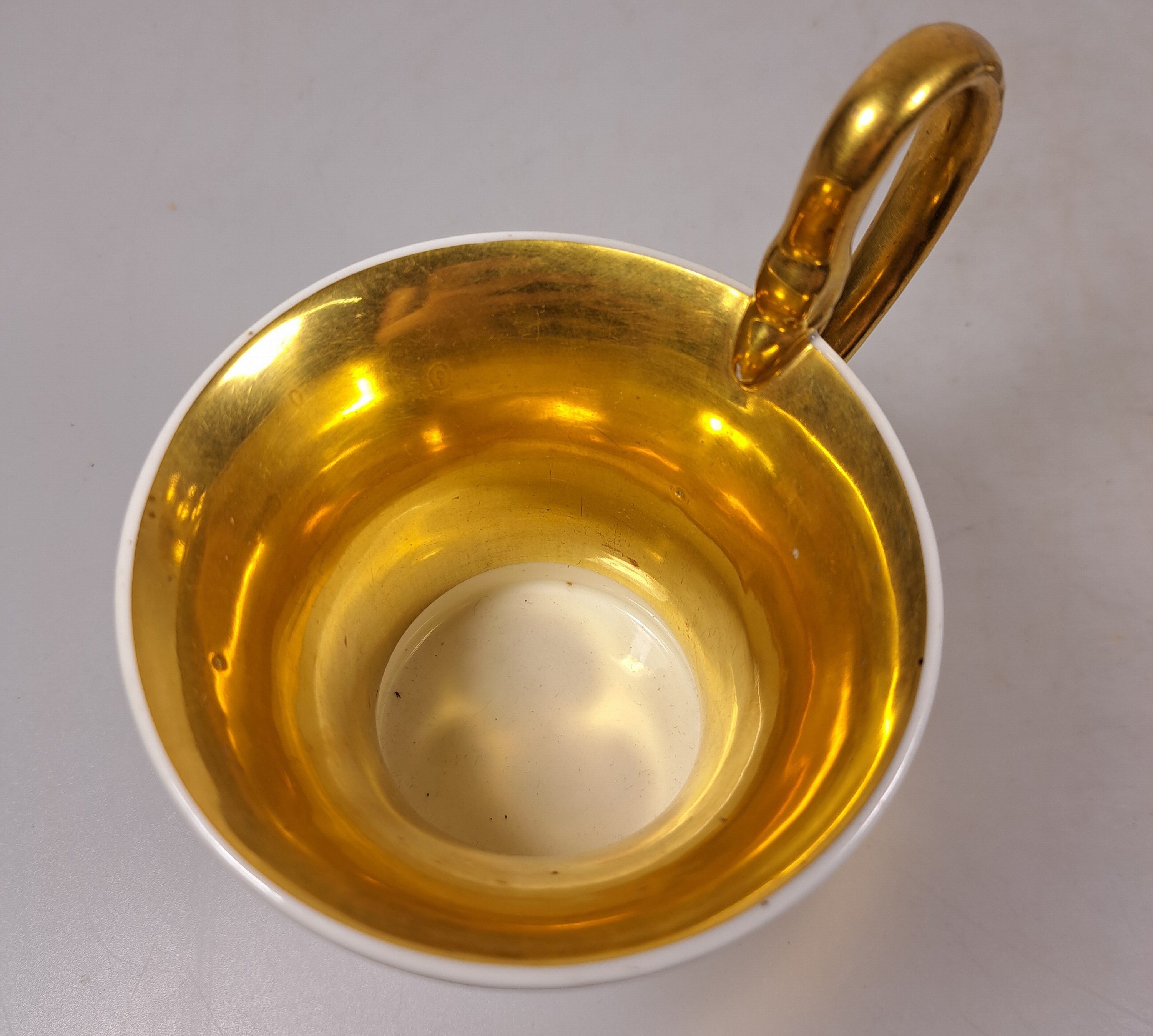Detail c: Tasse mit Untertasse, KPM Berlin, um 1820, Porzellan, reich glanzvergoldet, in Kartusche feine bunte Malerei des Museums in Berlin mit ...