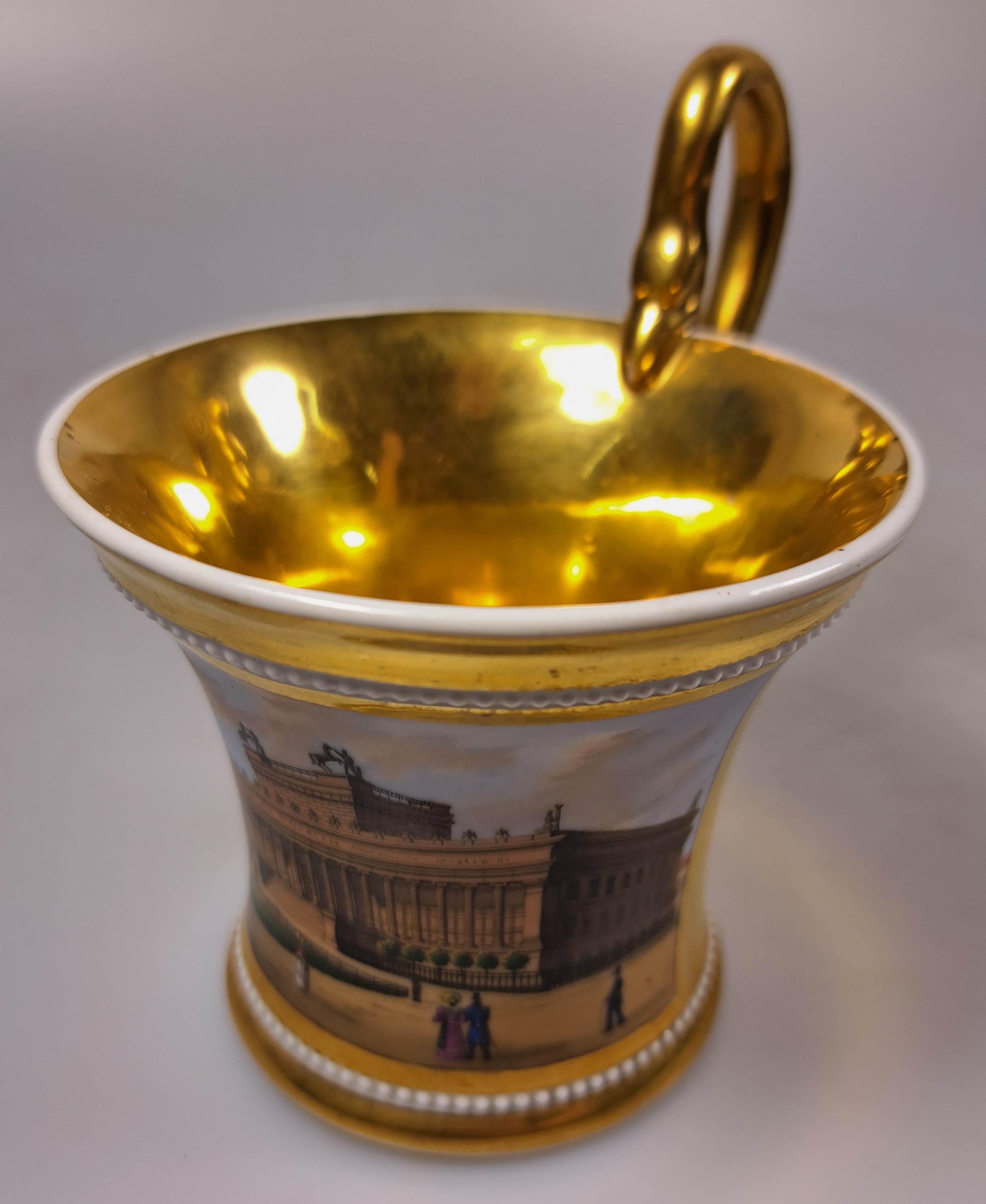 Detail d: Tasse mit Untertasse, KPM Berlin, um 1820, Porzellan, reich glanzvergoldet, in Kartusche feine bunte Malerei des Museums in Berlin mit ...