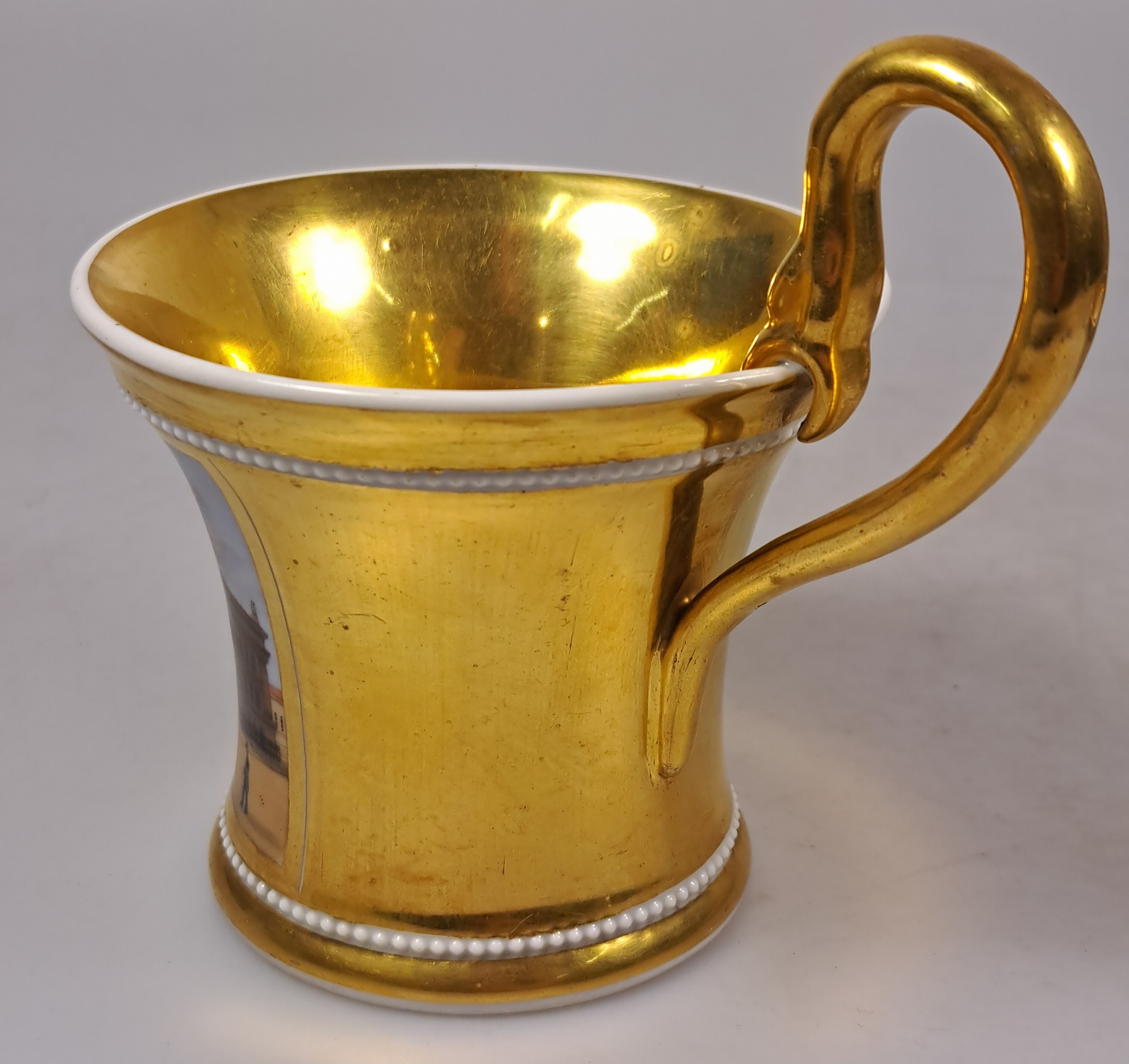 Detail e: Tasse mit Untertasse, KPM Berlin, um 1820, Porzellan, reich glanzvergoldet, in Kartusche feine bunte Malerei des Museums in Berlin mit ...