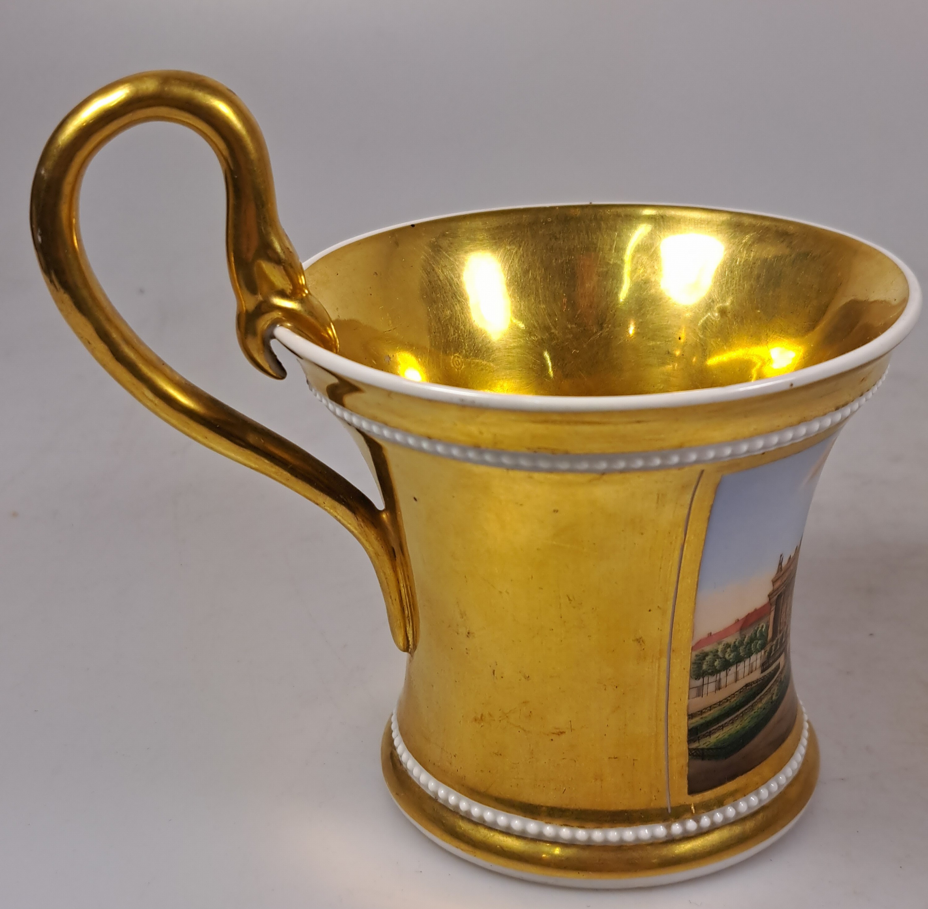 Detail f: Tasse mit Untertasse, KPM Berlin, um 1820, Porzellan, reich glanzvergoldet, in Kartusche feine bunte Malerei des Museums in Berlin mit ...