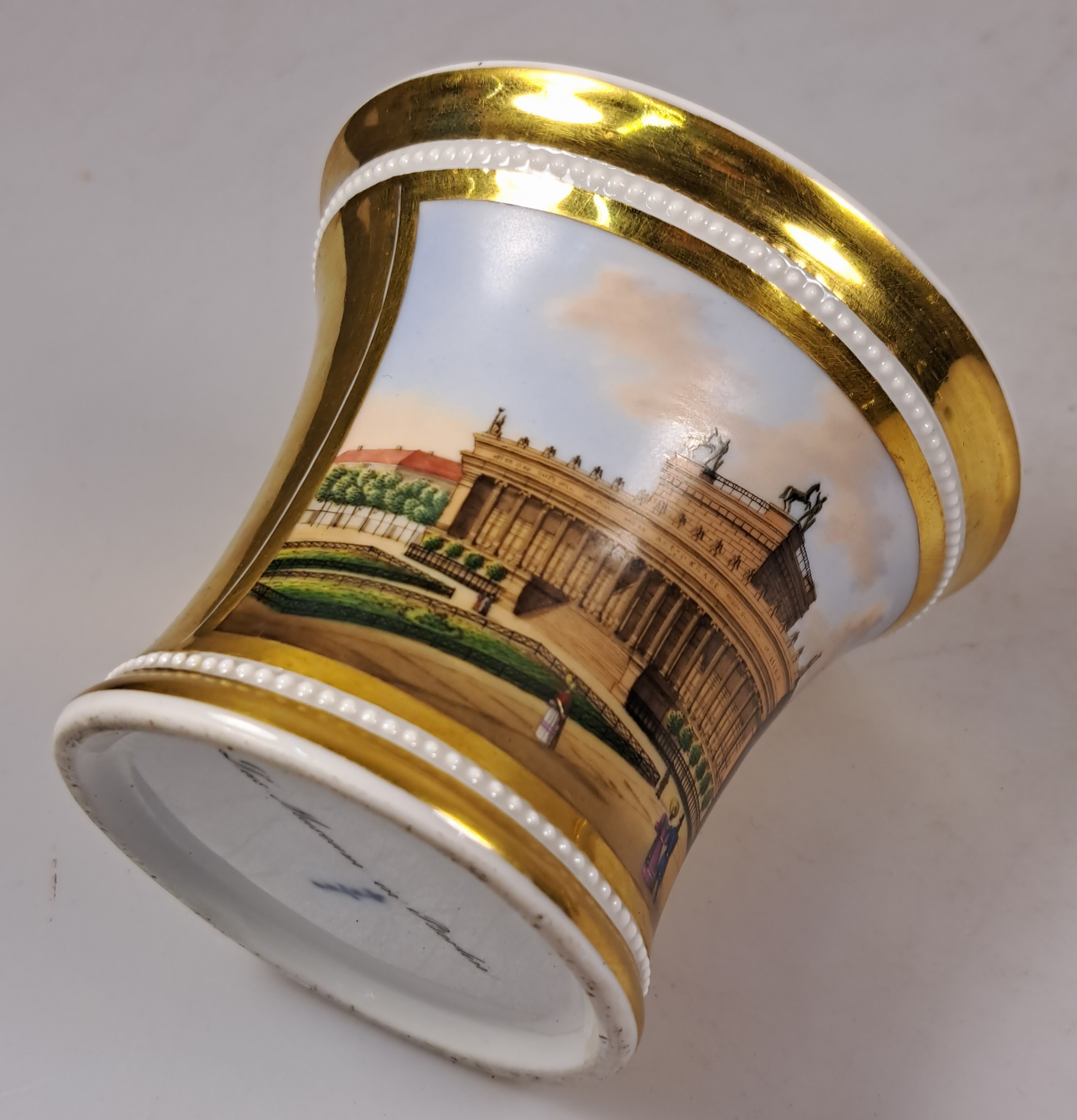 Detail h: Tasse mit Untertasse, KPM Berlin, um 1820, Porzellan, reich glanzvergoldet, in Kartusche feine bunte Malerei des Museums in Berlin mit ...