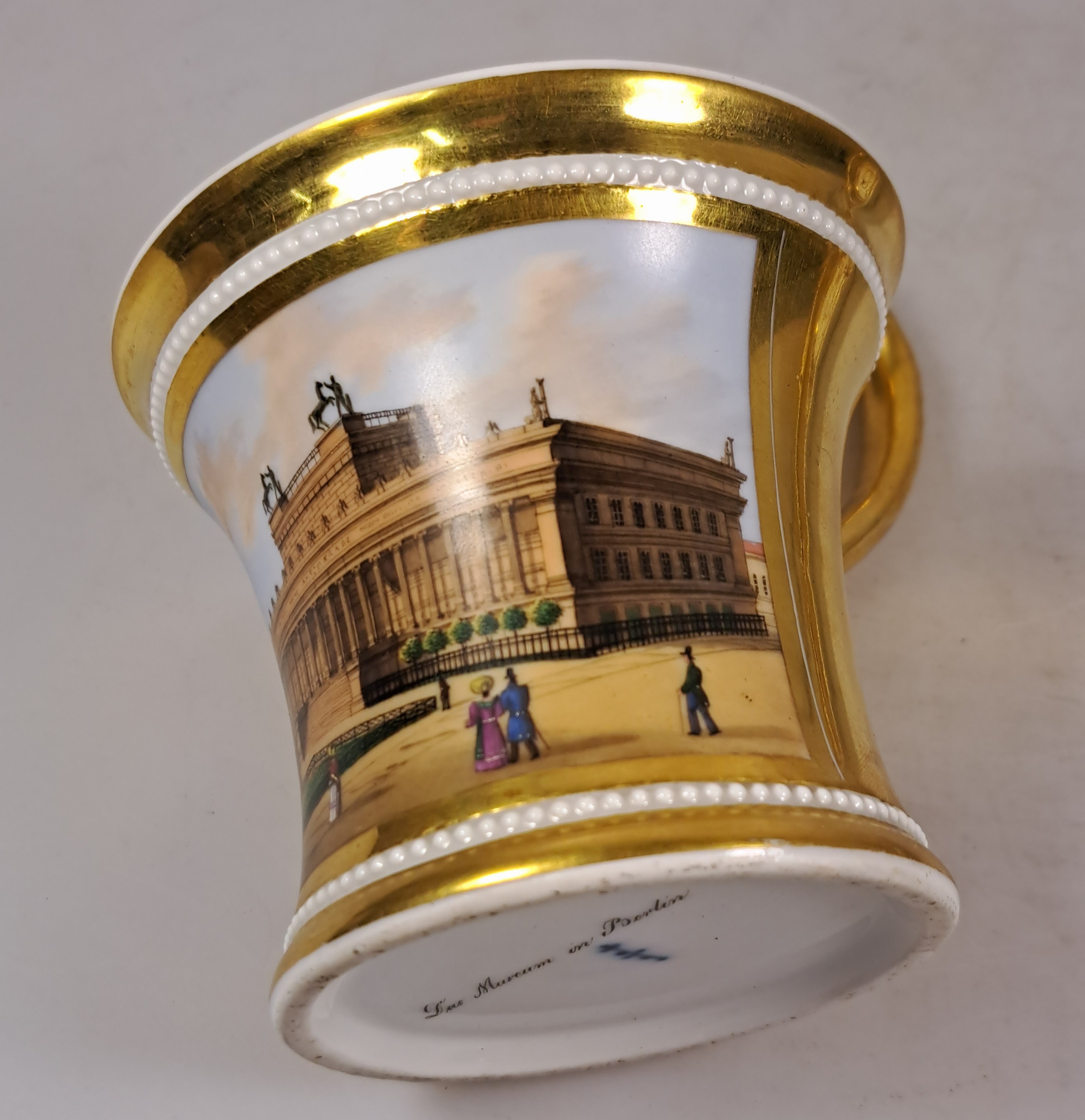 Detail i: Tasse mit Untertasse, KPM Berlin, um 1820, Porzellan, reich glanzvergoldet, in Kartusche feine bunte Malerei des Museums in Berlin mit ...