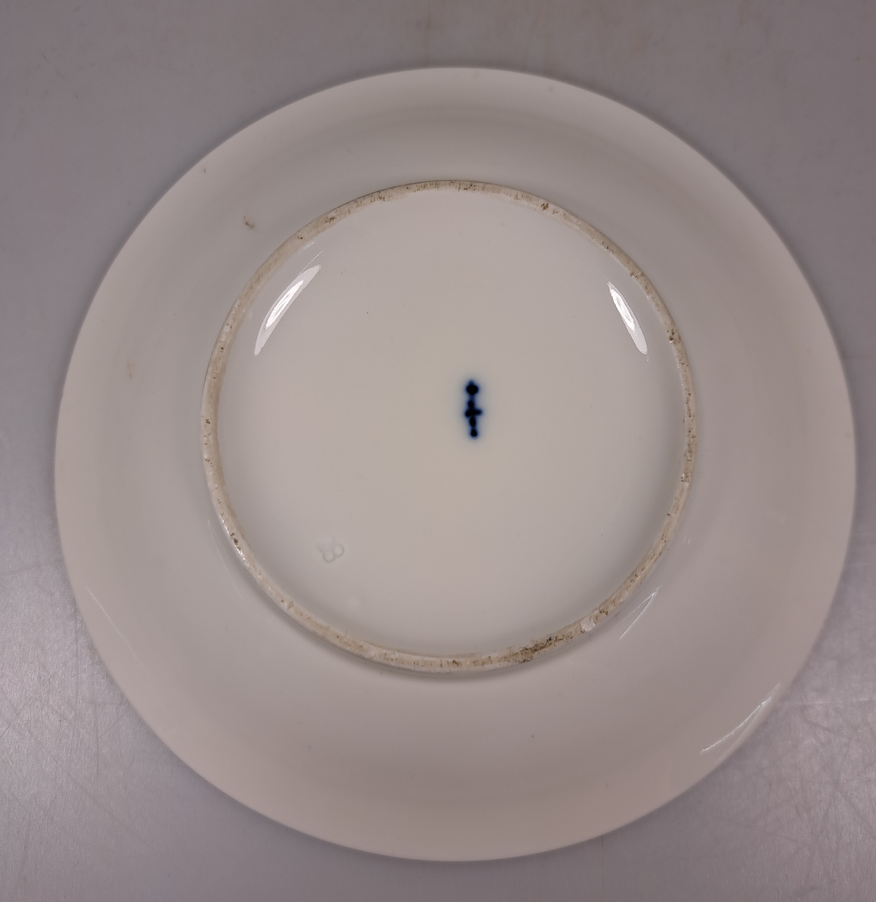 Detail n: Tasse mit Untertasse, KPM Berlin, um 1820, Porzellan, reich glanzvergoldet, in Kartusche feine bunte Malerei des Museums in Berlin mit ...