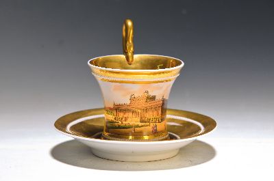 Image 26960320 - Tasse mit Untertasse, KPM Berlin, um 1820, Porzellan, reich glanzvergoldet, in Kartusche ...