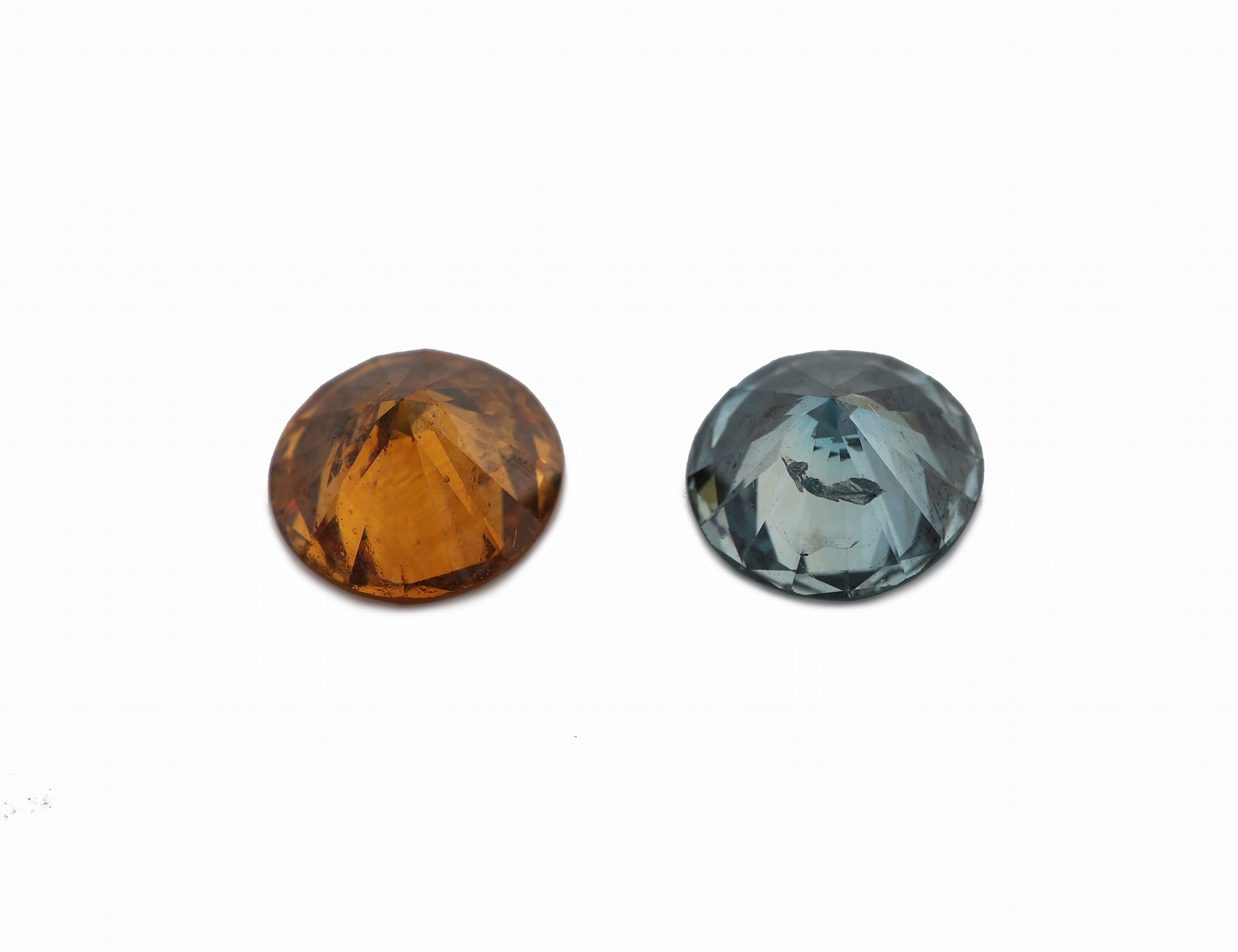 Detail b: Lot 2 lose Brillanten, zus. ca. 1.71 ct Blau und Cognac (beh.)