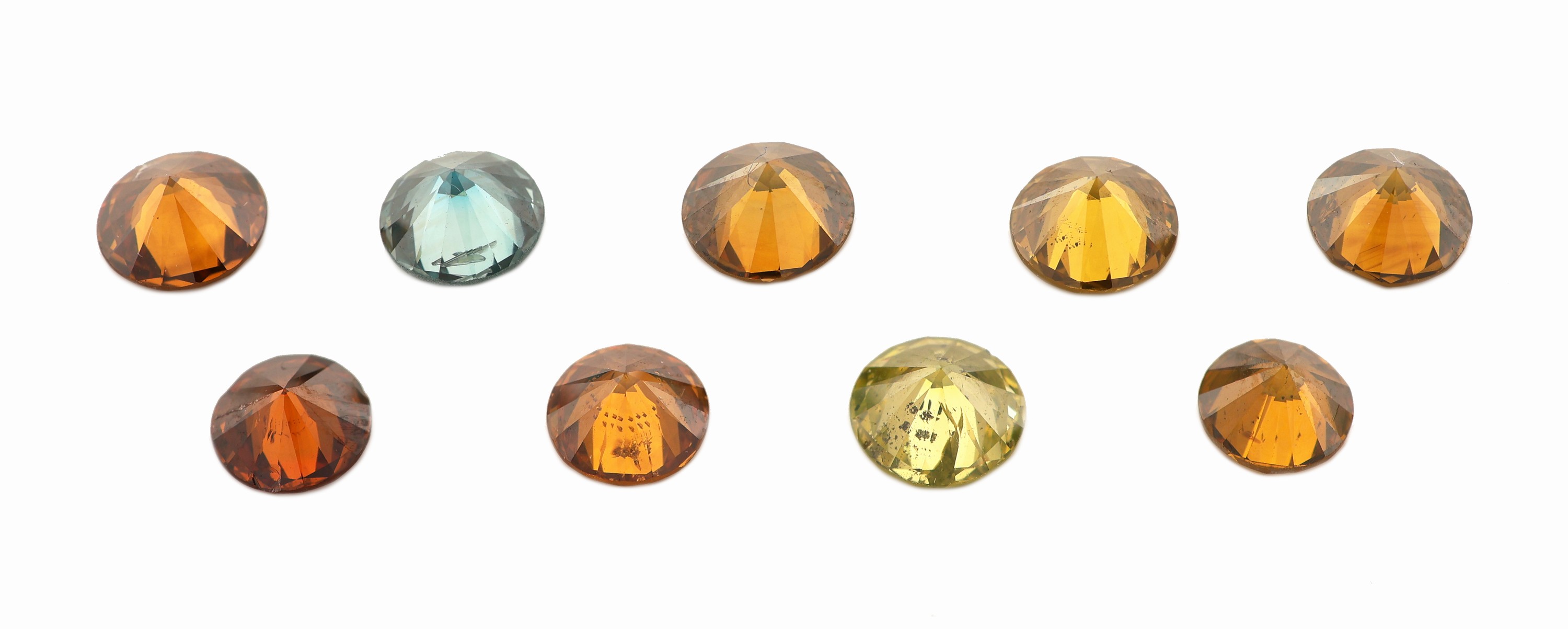 Detail a: Lot 9 lose Brillanten, zus. ca. 5.62 ct Blau, Gelb, Cognac (beh.)