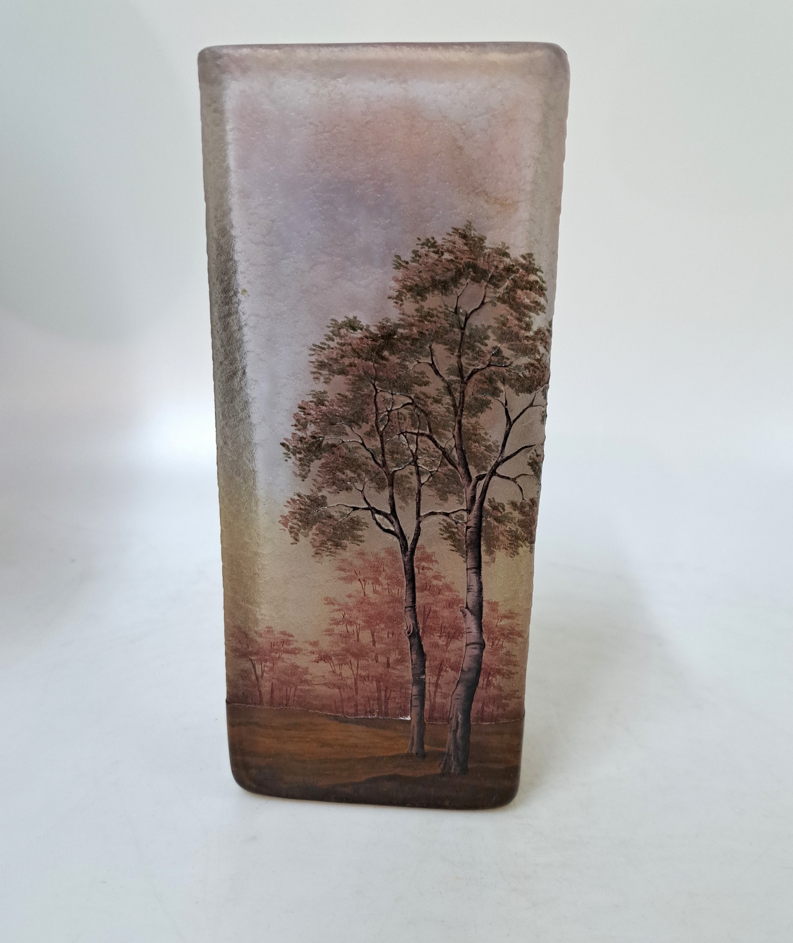 Detail a: Große Vierkantvase, Daum Nancy, Anfang 20. Jh., farbloses Schichtglas mit opakem Innenüberfang, Emailmalerei, umlaufende Waldlandschaft, am Boden ...