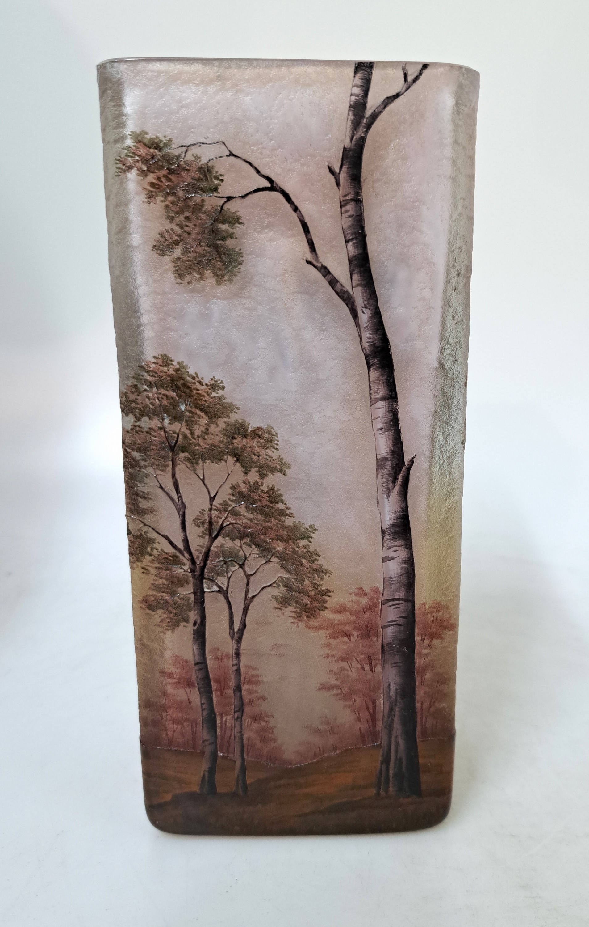 Detail b: Große Vierkantvase, Daum Nancy, Anfang 20. Jh., farbloses Schichtglas mit opakem Innenüberfang, Emailmalerei, umlaufende Waldlandschaft, am Boden ...