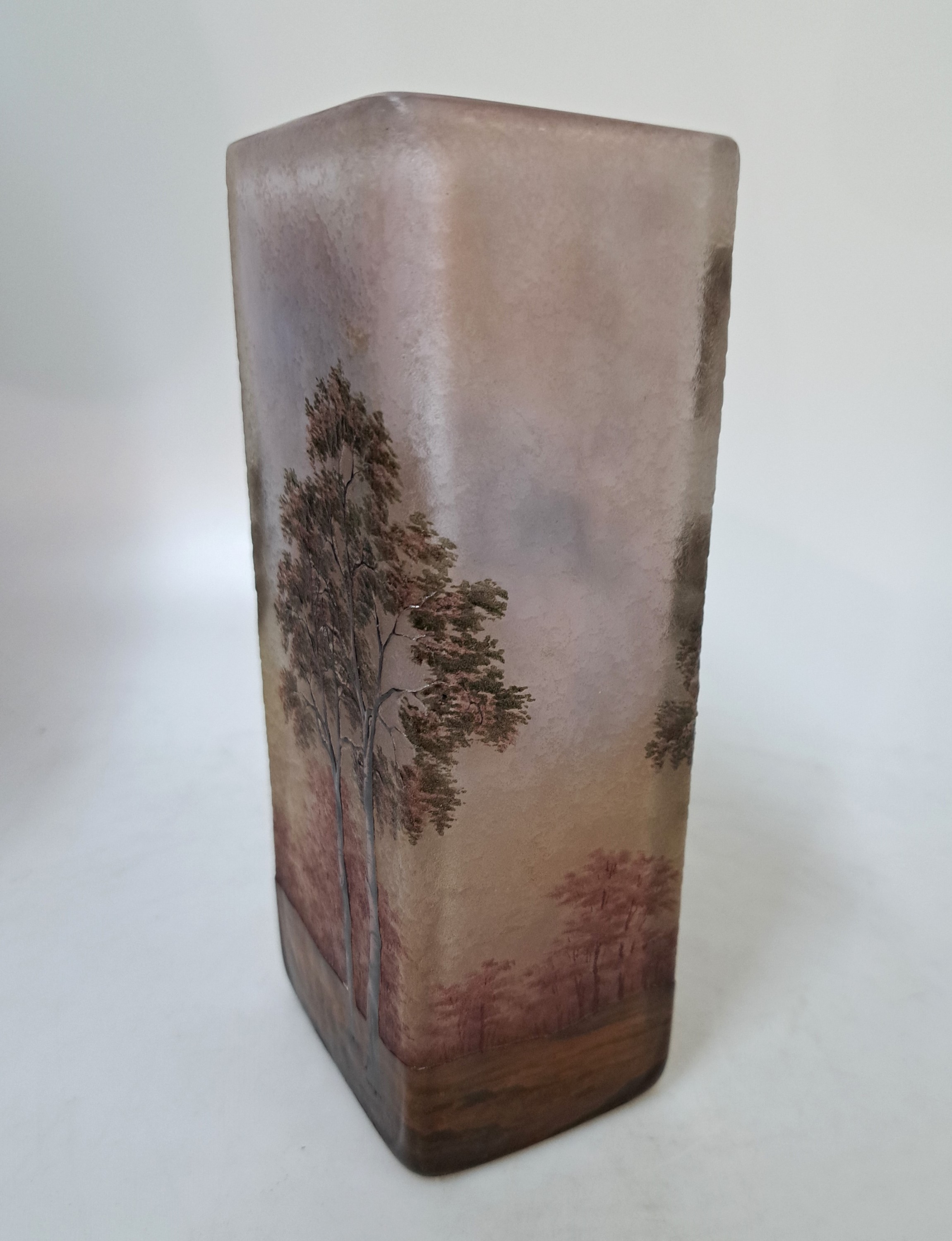 Detail c: Große Vierkantvase, Daum Nancy, Anfang 20. Jh., farbloses Schichtglas mit opakem Innenüberfang, Emailmalerei, umlaufende Waldlandschaft, am Boden ...
